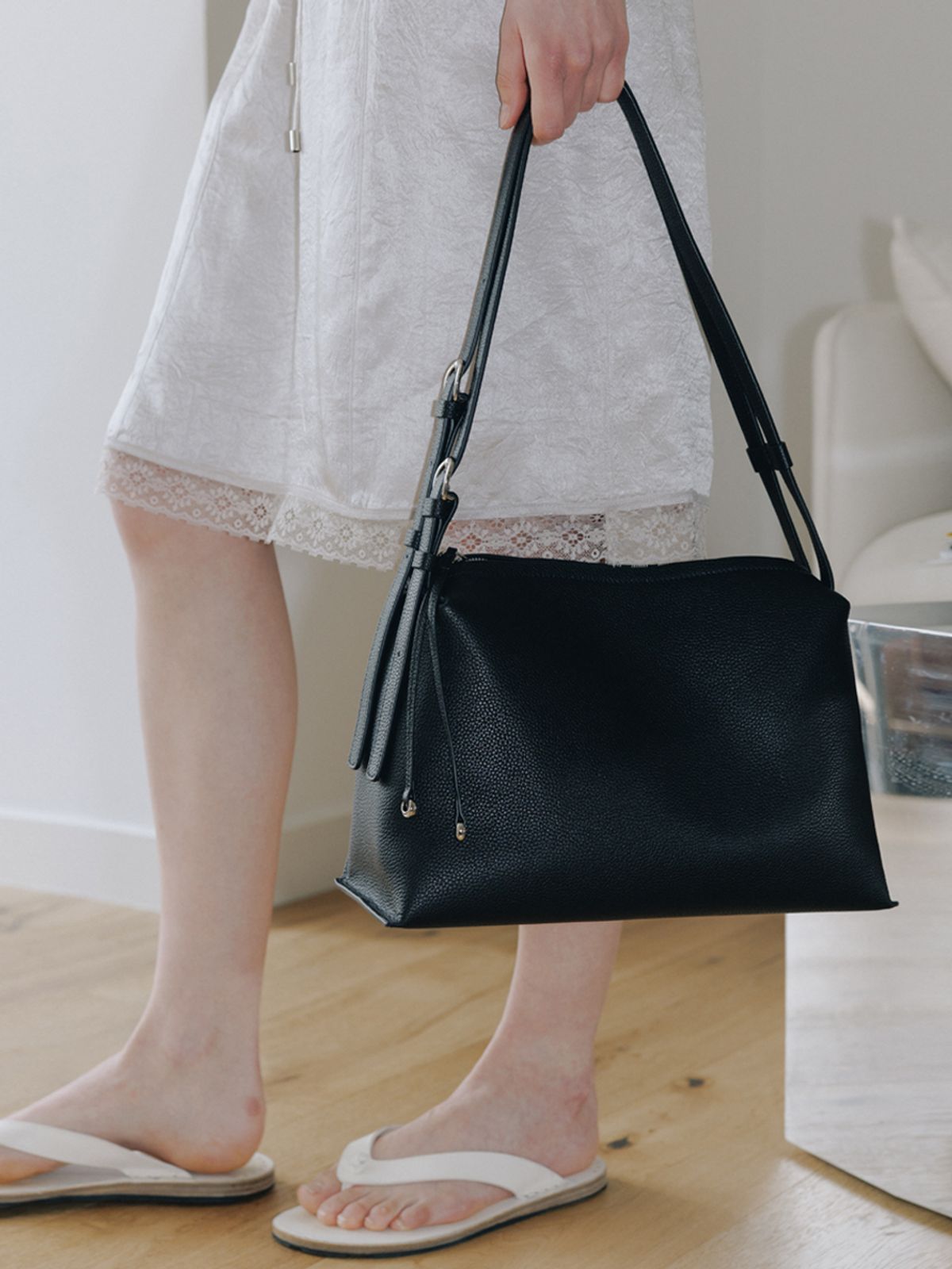 드메리엘(DEMERIEL) Lucy Hobo Bag Black