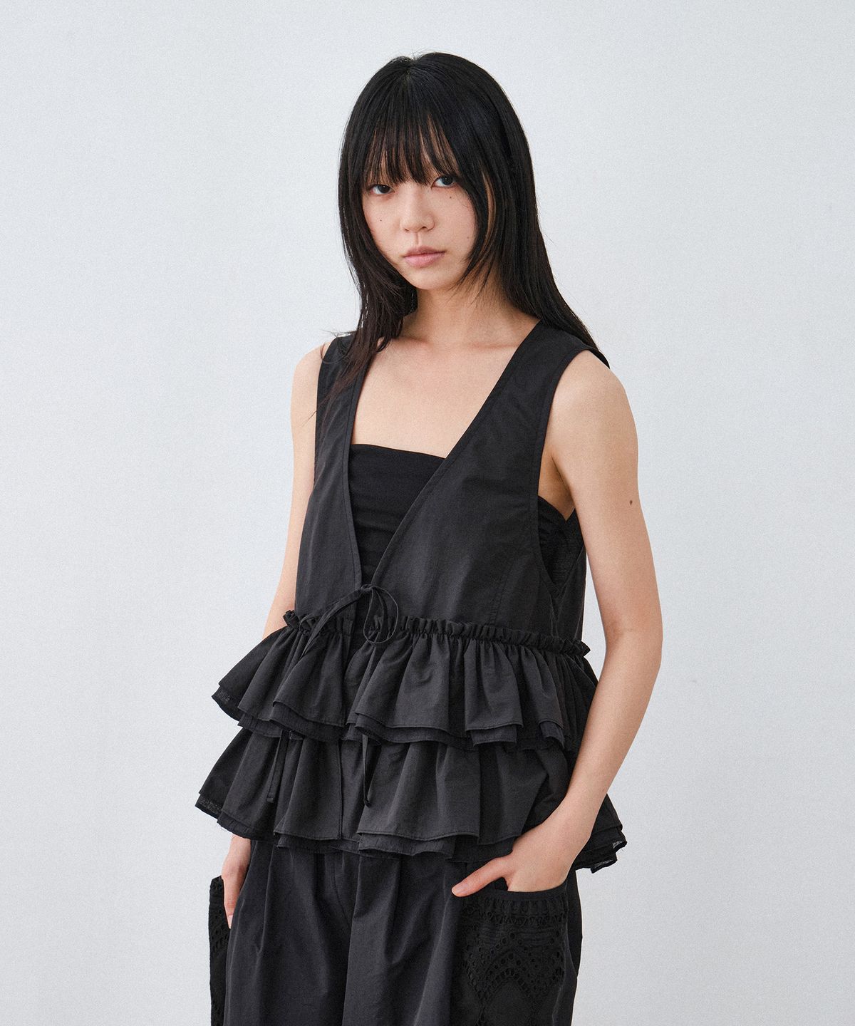 힐리먼트(HELEMENT) 여성 프릴 베스트 (BLACK)