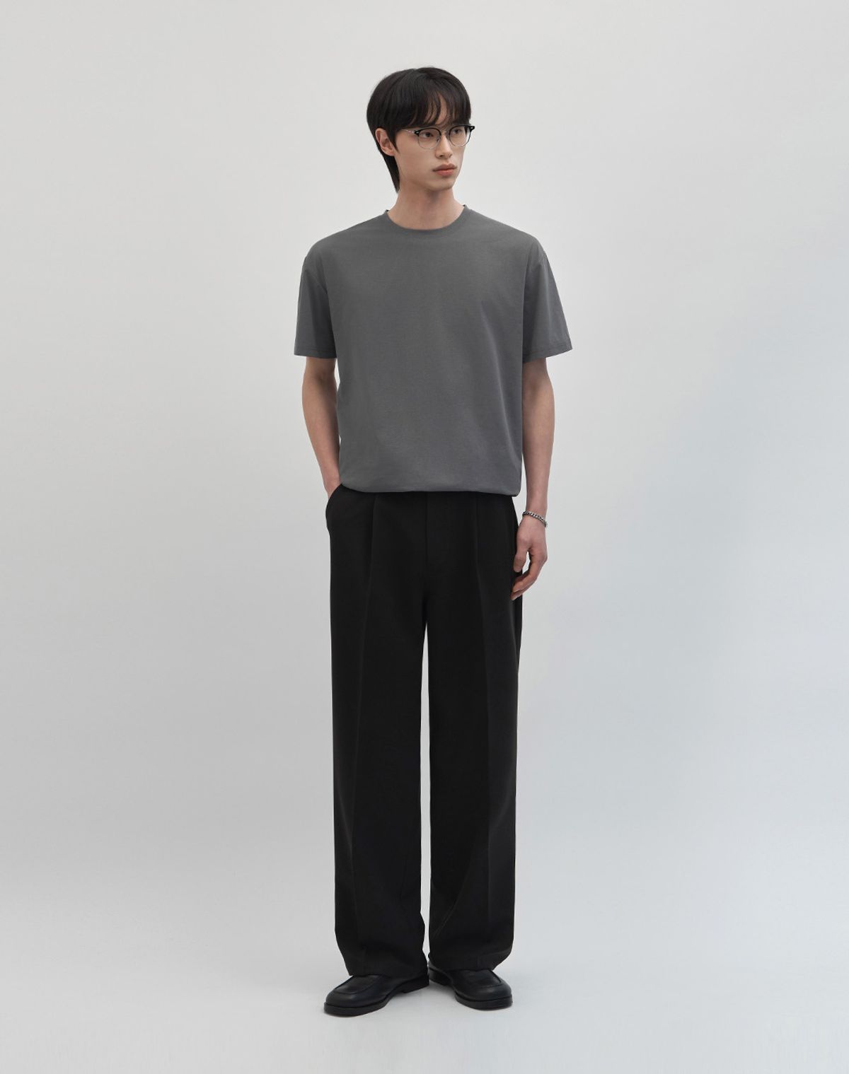 워크온바디오프(WORK ON BODY OFF) (레귤러) 에어빗 쿨링 솔리드 세미 오버핏 반팔 티셔츠 [차콜]