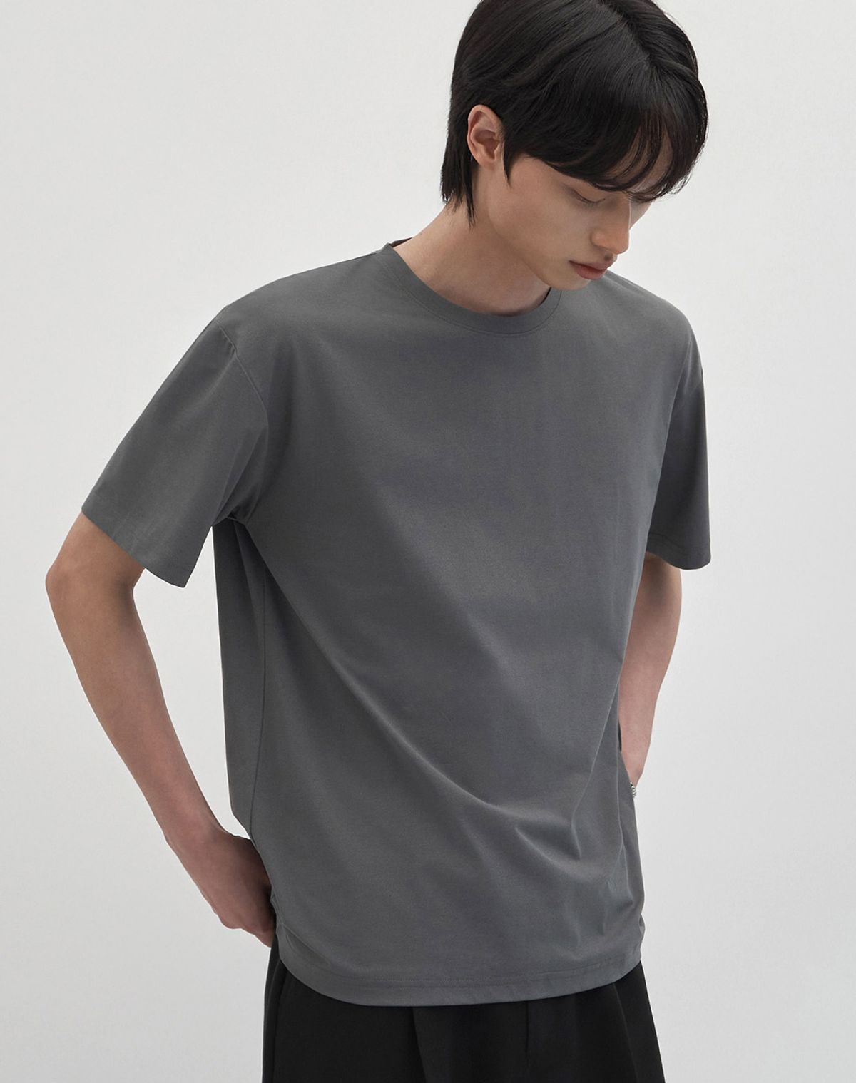 워크온바디오프(WORK ON BODY OFF) (레귤러) 에어빗 쿨링 솔리드 세미 오버핏 반팔 티셔츠 [차콜]