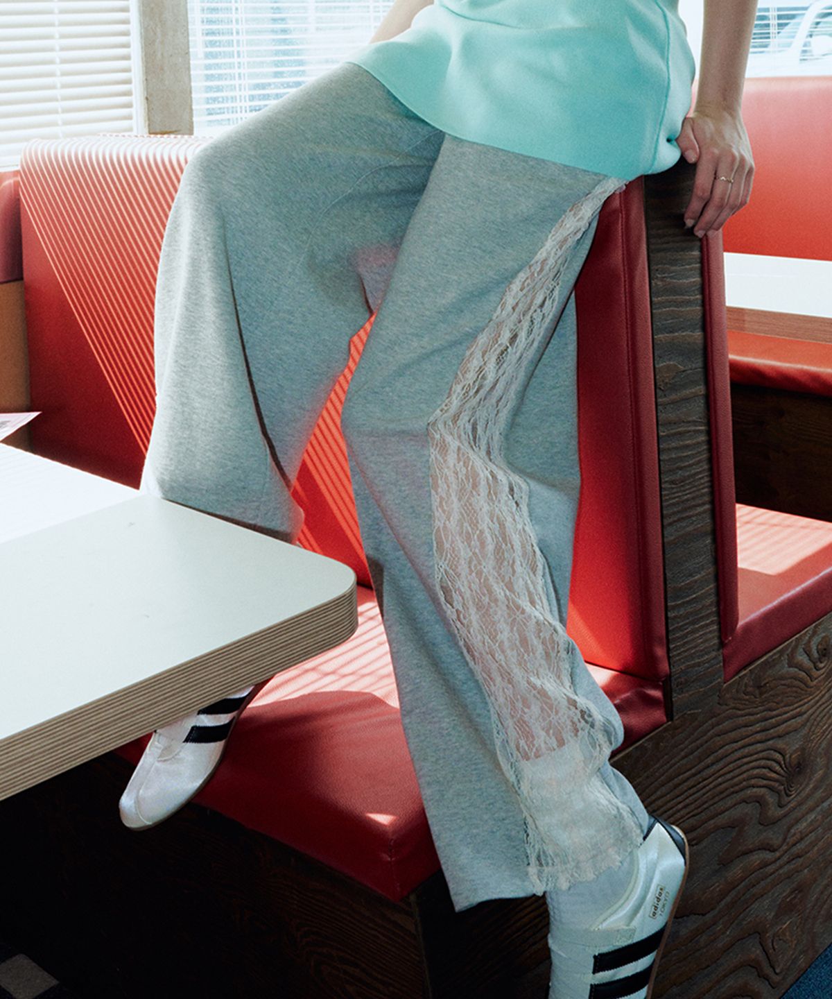에르에르(ERER) Sheer Lace Panel Sweatpants Melange Gray