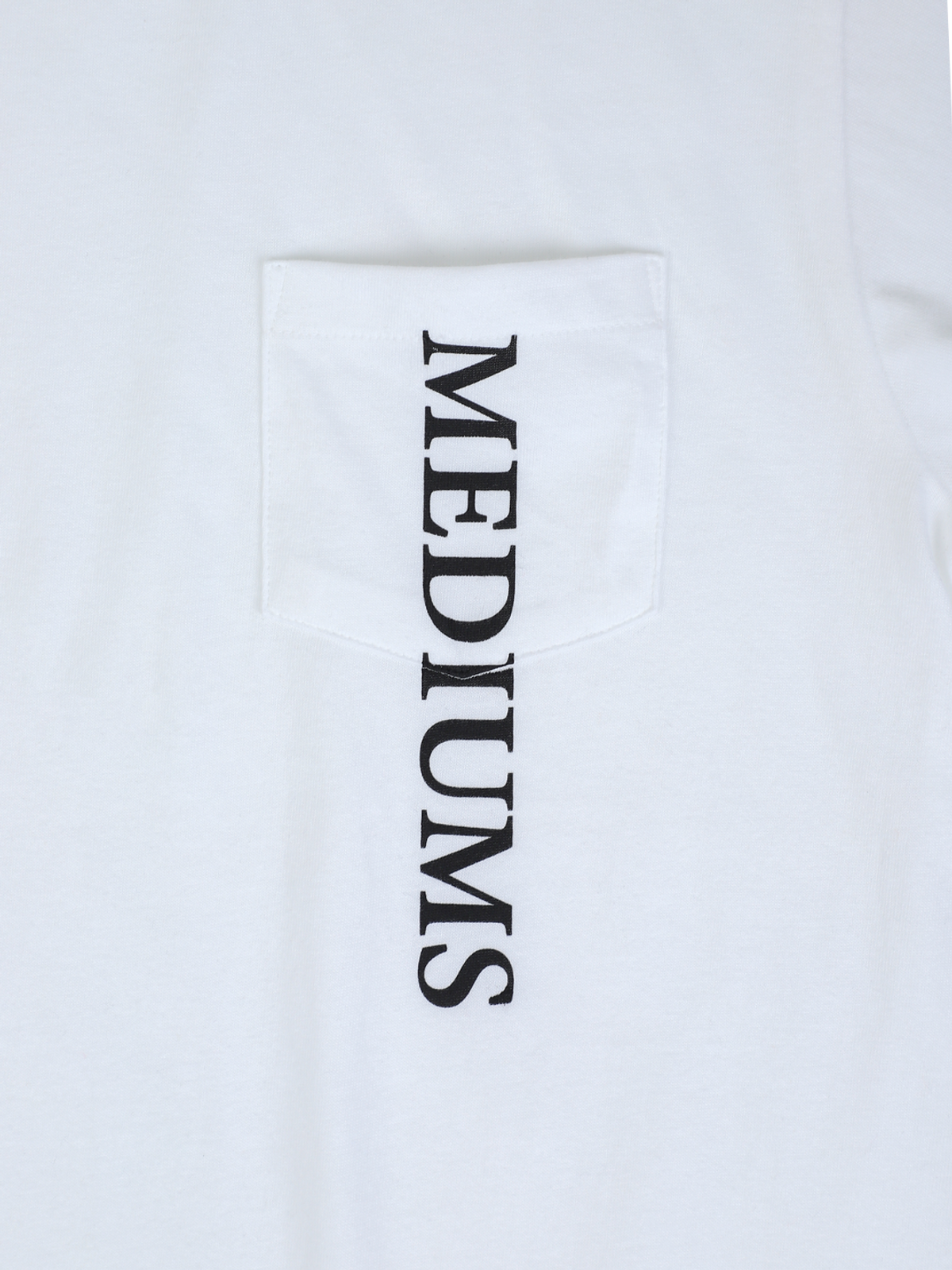 미디엄스(MEDIUMS) Vertical Logo Pocket Tee - White(버티컬 로고 포켓 티셔츠)
