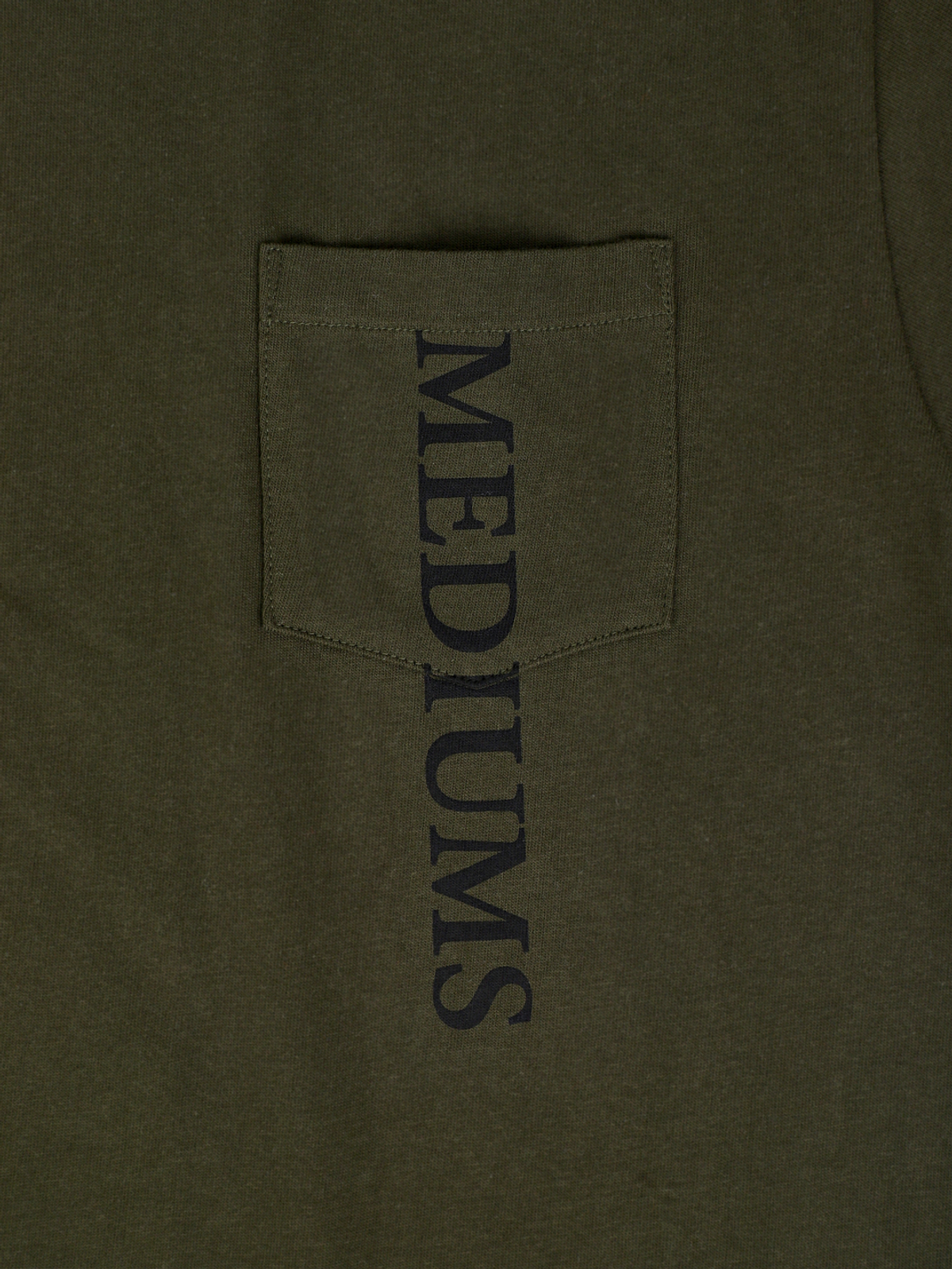 미디엄스(MEDIUMS) Vertical Logo Pocket Tee - Olive(버티컬 로고 포켓 티셔츠)