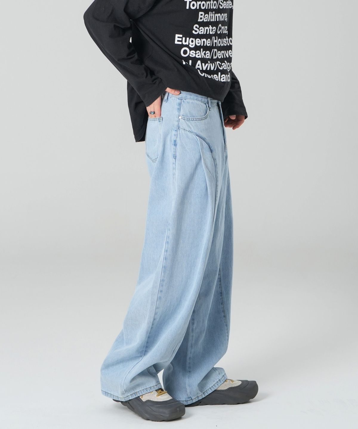 락트개러지(ROCKED GARAGE) [UNISEX] 아를 절개 라인 워싱 벌룬 와이드핏 데님 팬츠 [연청]