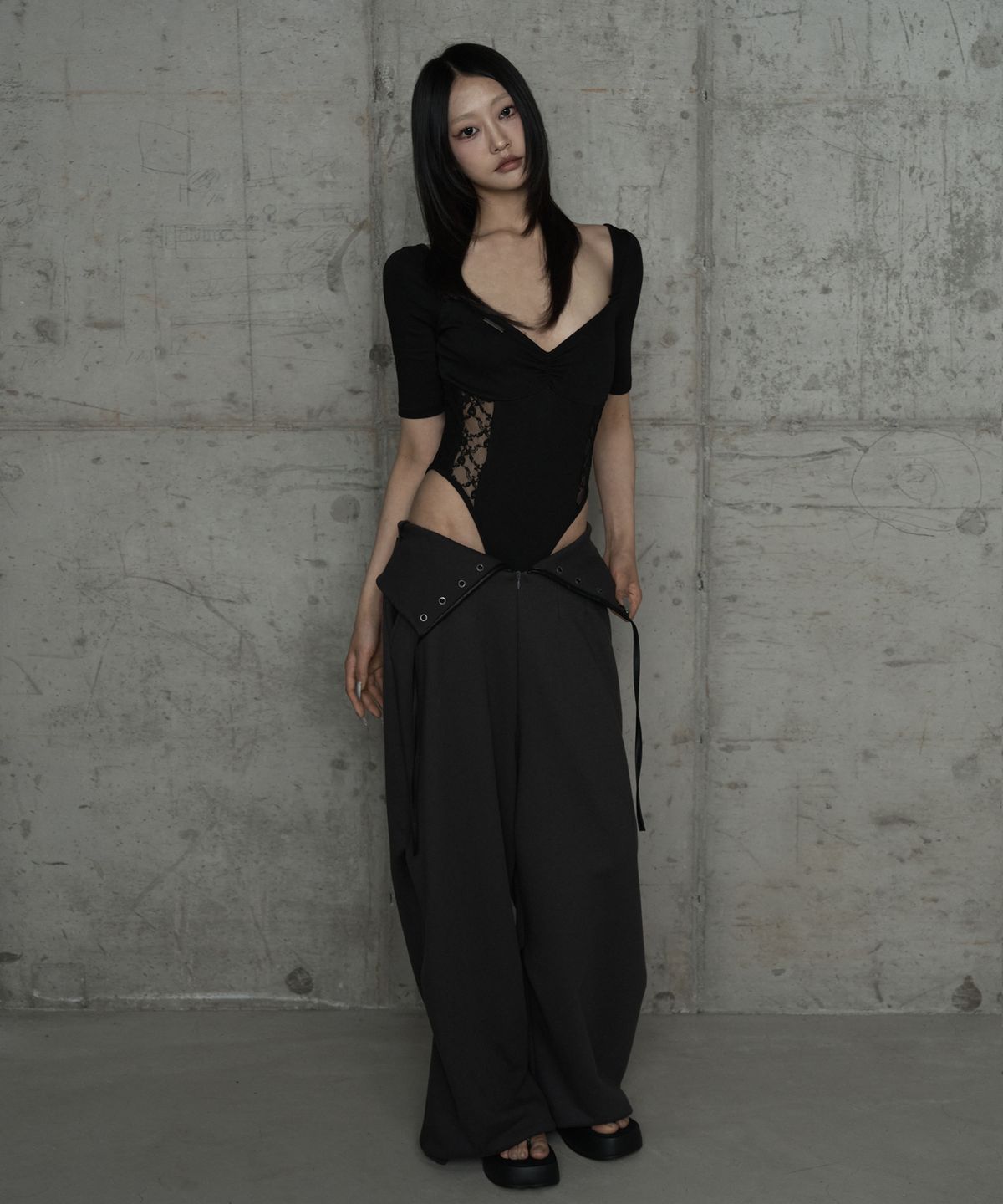 에트오소메(ETRE AU SOMMET) Bust Line Lace Bodysuit (Black)