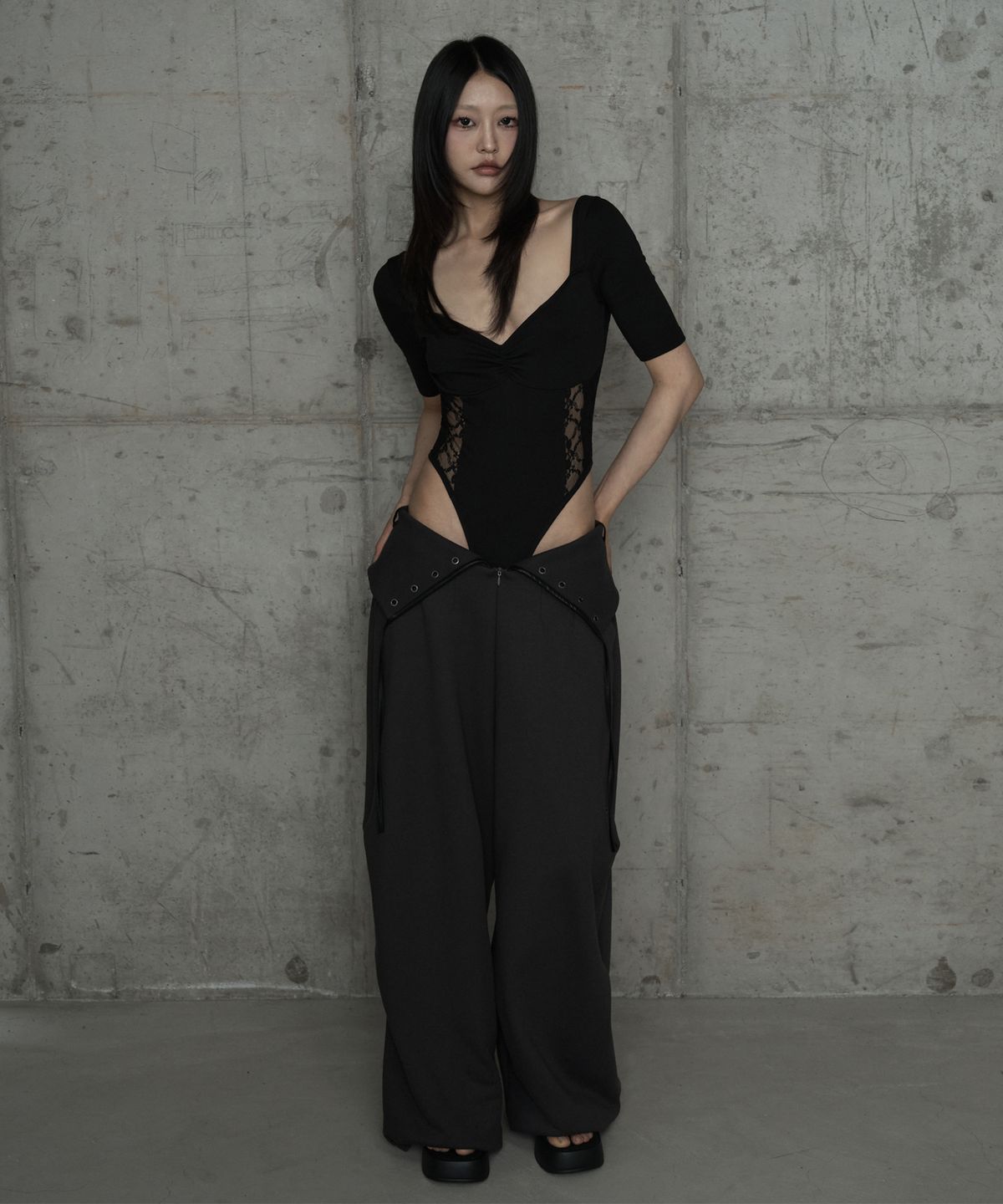 에트오소메(ETRE AU SOMMET) Bust Line Lace Bodysuit (Black)