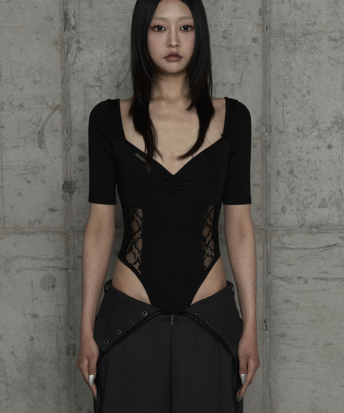 에트오소메(ETRE AU SOMMET) Bust Line Lace Bodysuit (Black)