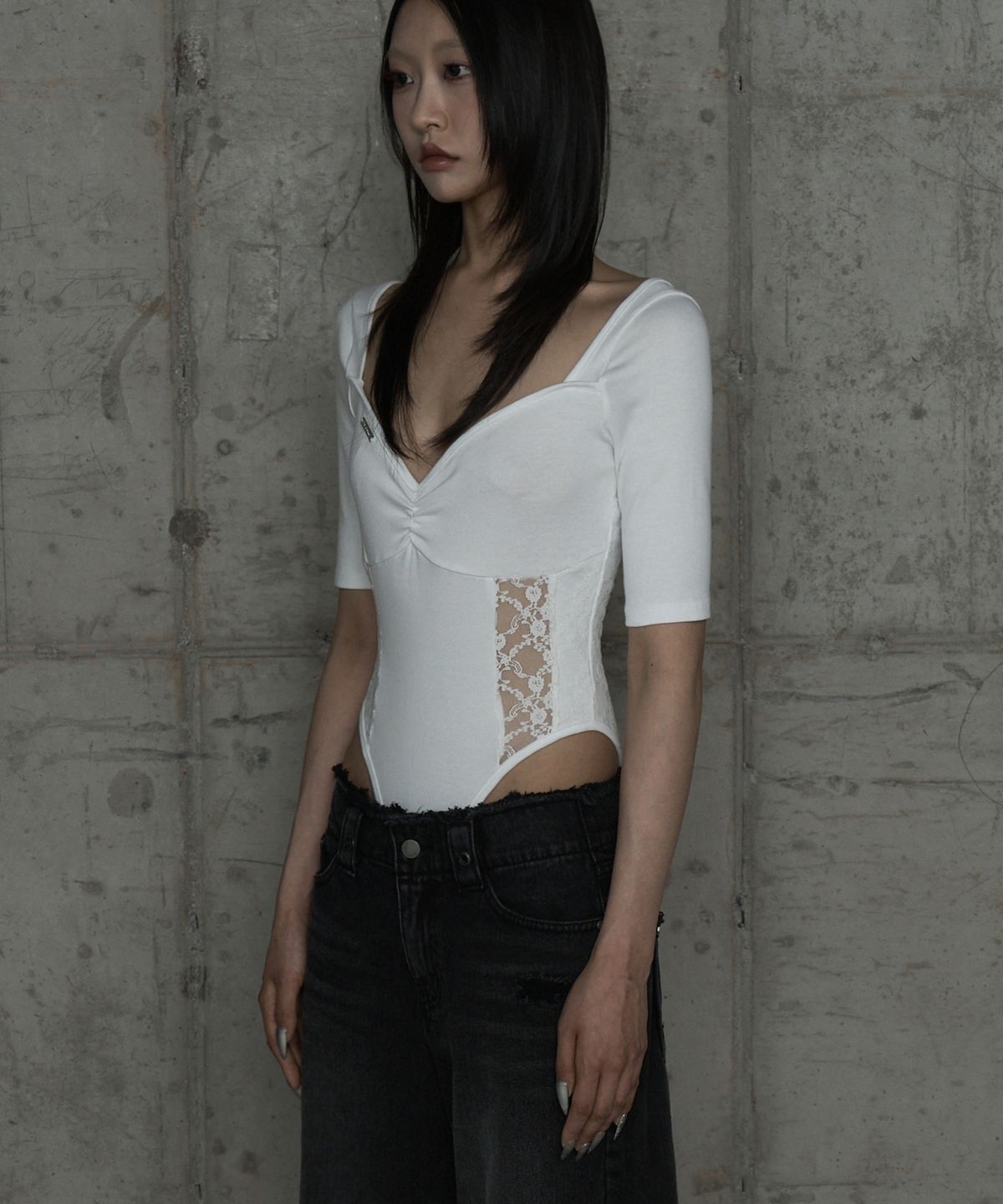 에트오소메(ETRE AU SOMMET) Bust Line Lace Bodysuit (White)