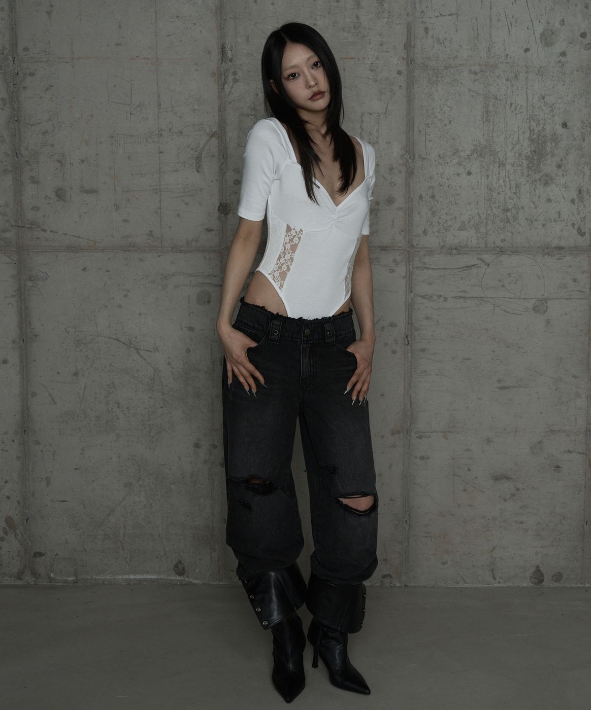 에트오소메(ETRE AU SOMMET) Bust Line Lace Bodysuit (White)