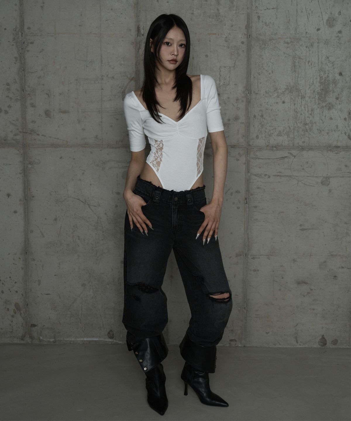 에트오소메(ETRE AU SOMMET) Bust Line Lace Bodysuit (White)