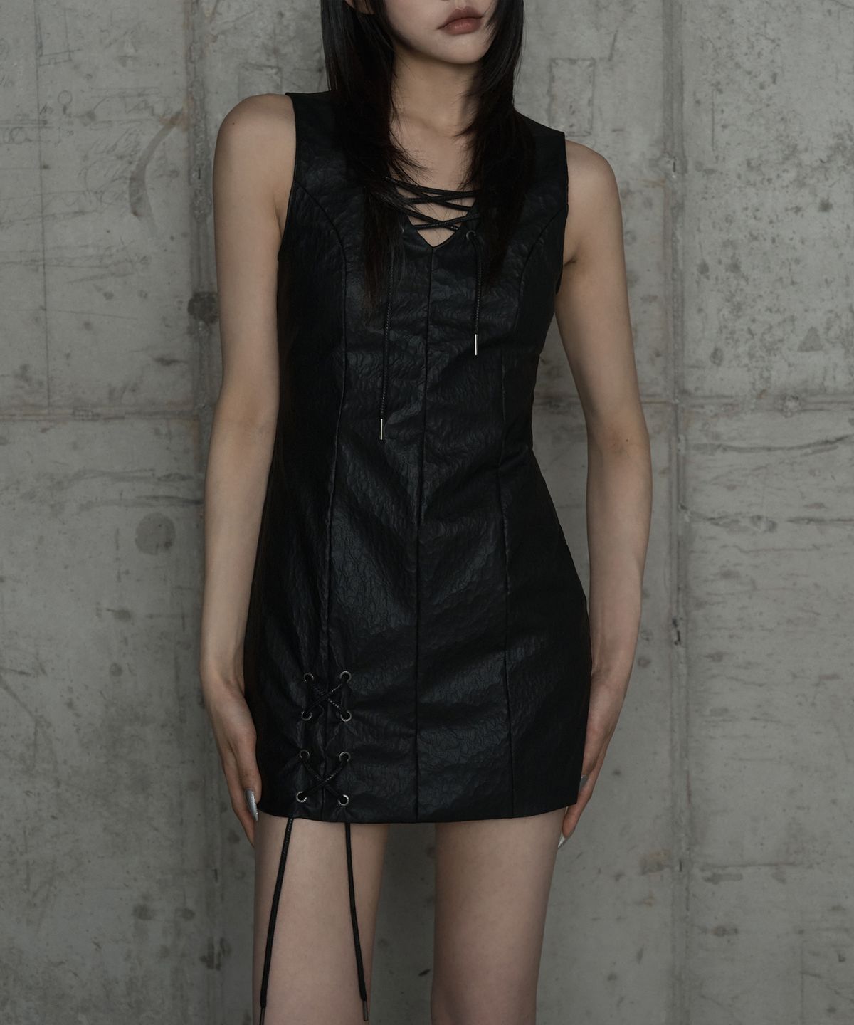 에트오소메(ETRE AU SOMMET) Corset Panel Leather One-Piece (Black)