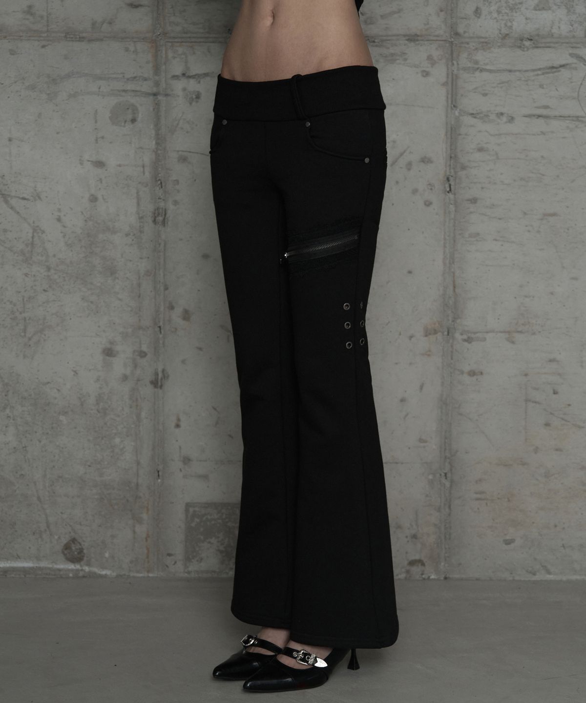 에트오소메(ETRE AU SOMMET) Lace Zipper Layer Bootcut Pants (Black)