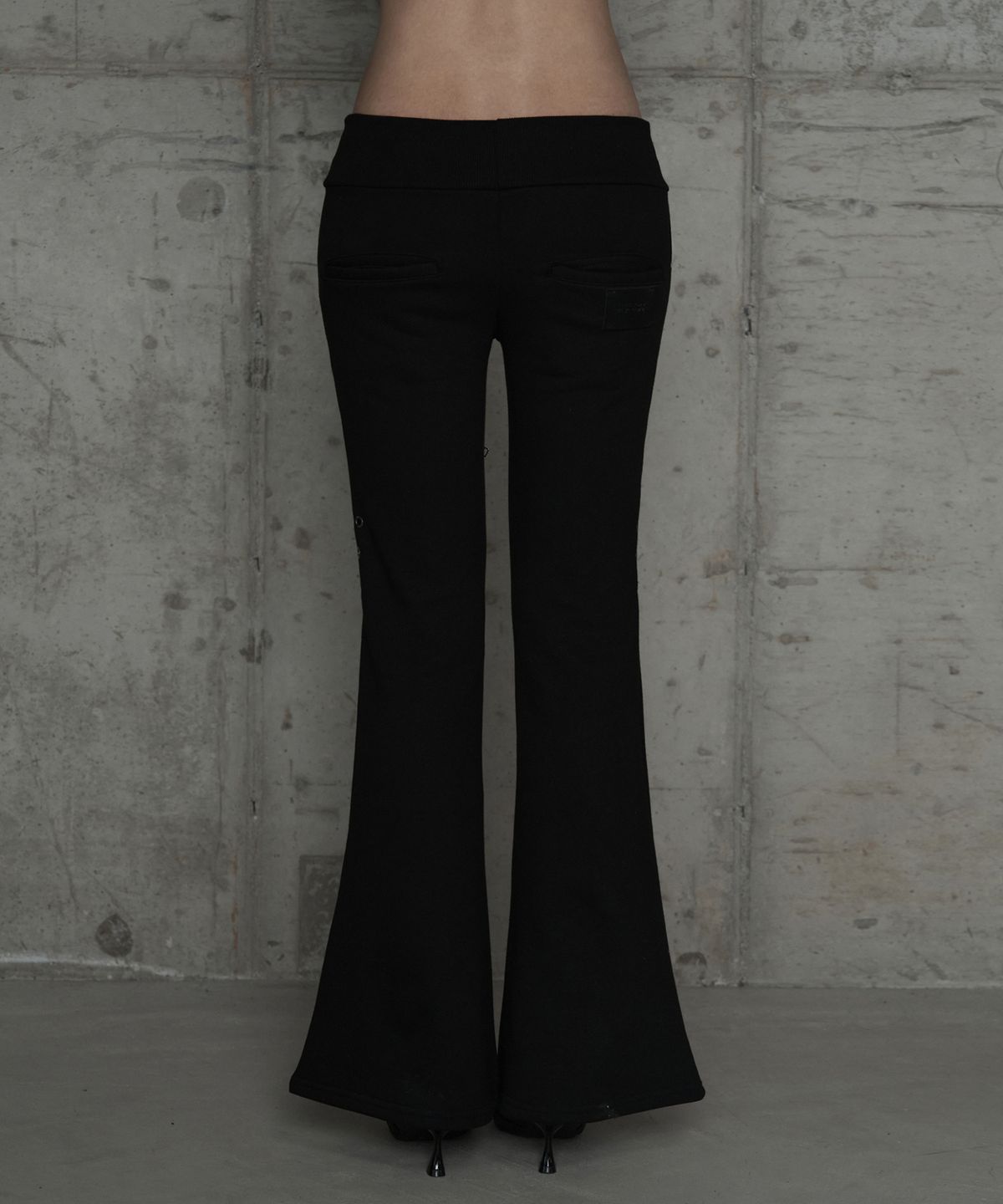 에트오소메(ETRE AU SOMMET) Lace Zipper Layer Bootcut Pants (Black)
