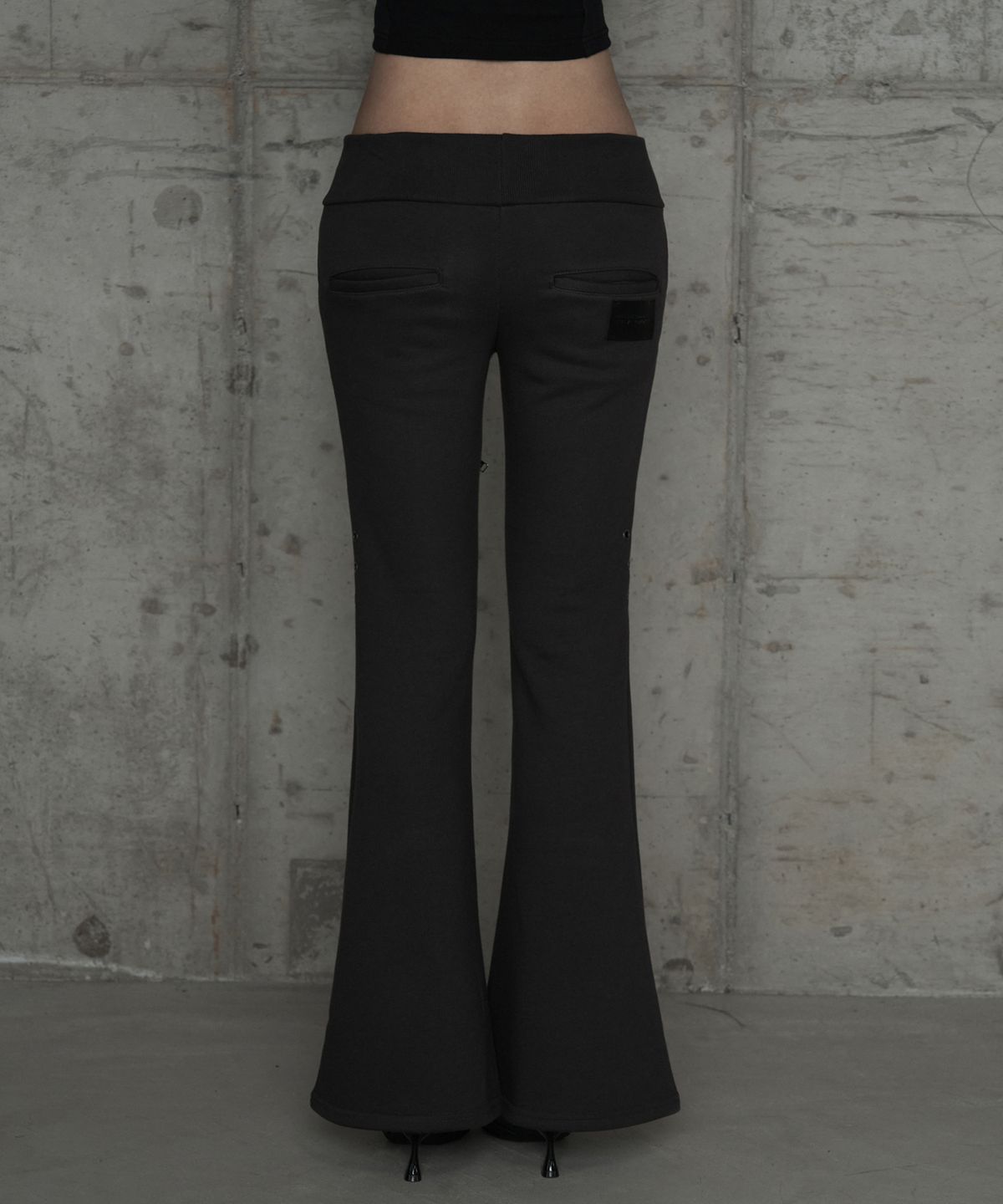 에트오소메(ETRE AU SOMMET) Lace Zipper Layer Bootcut Pants (Dark Gray)