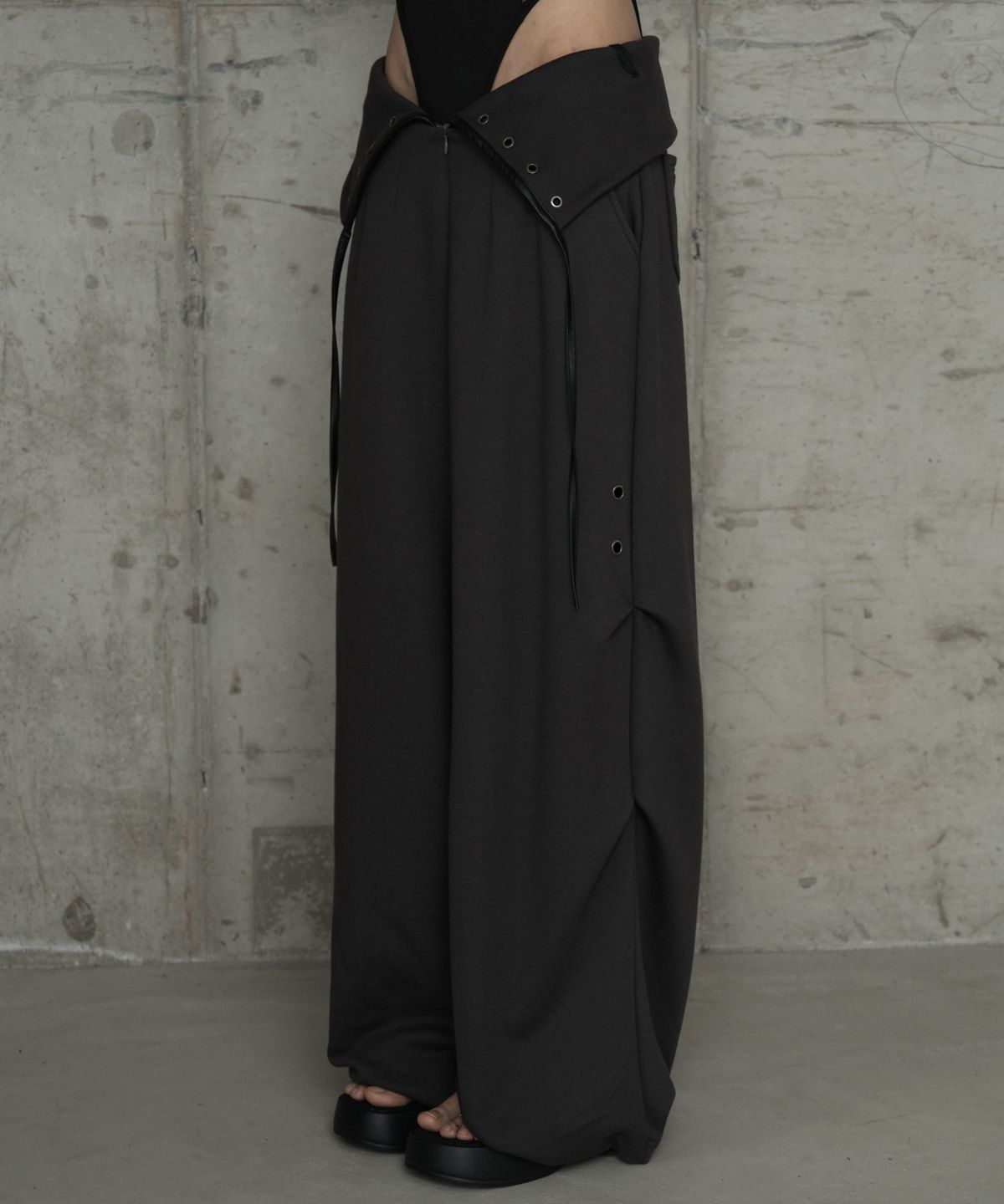 에트오소메(ETRE AU SOMMET) Double Rib Pintuck Training Pants (Dark Gray)