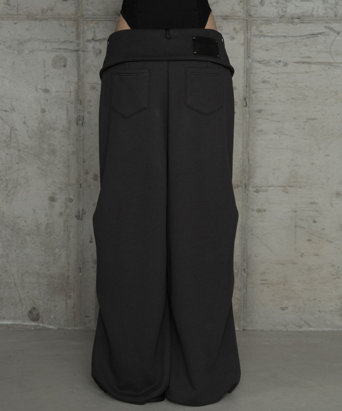 에트오소메(ETRE AU SOMMET) Double Rib Pintuck Training Pants (Dark Gray)