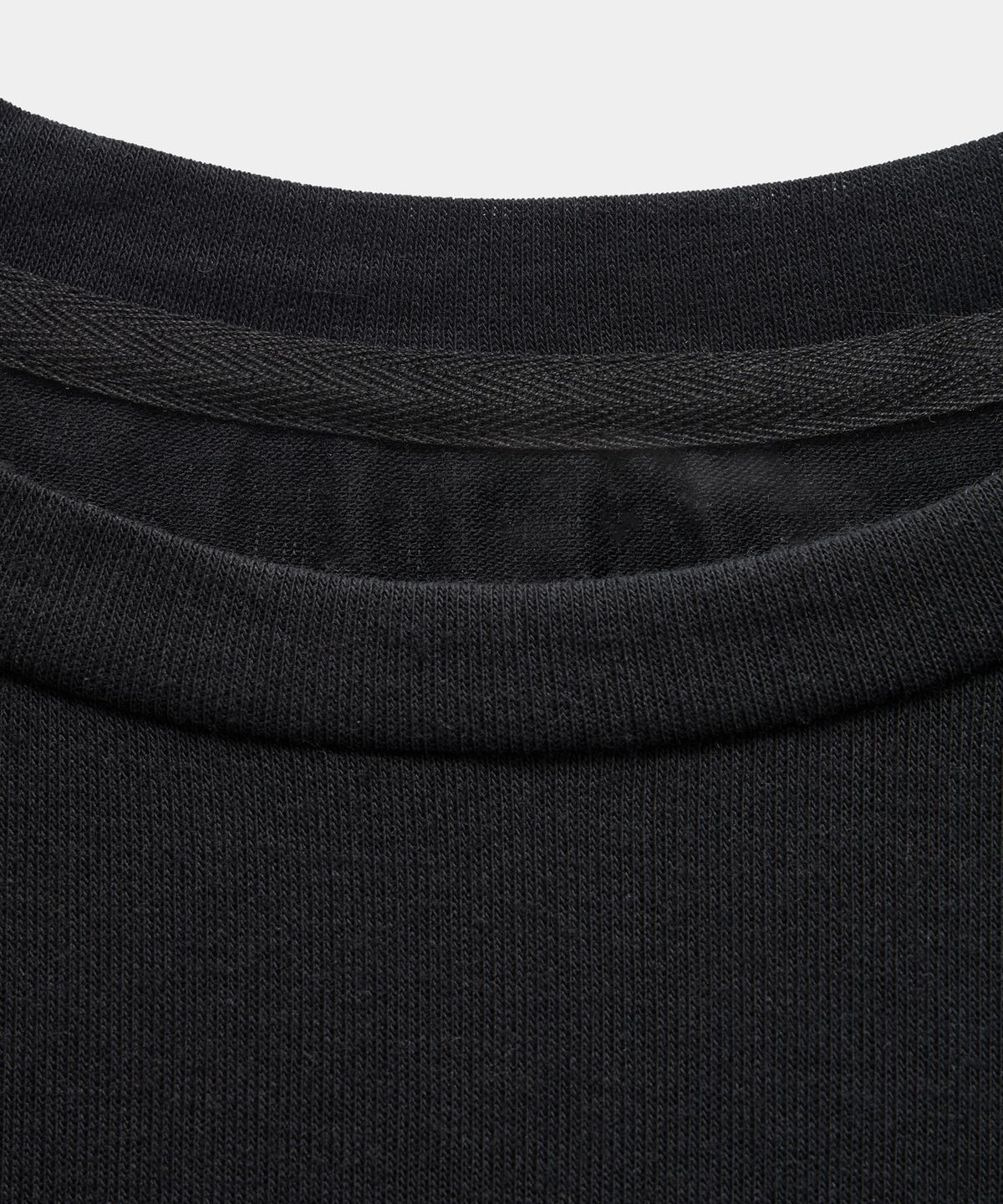 에트오소메(ETRE AU SOMMET) Drape Pintuck Zipper Roll-Up Short Top (Black)