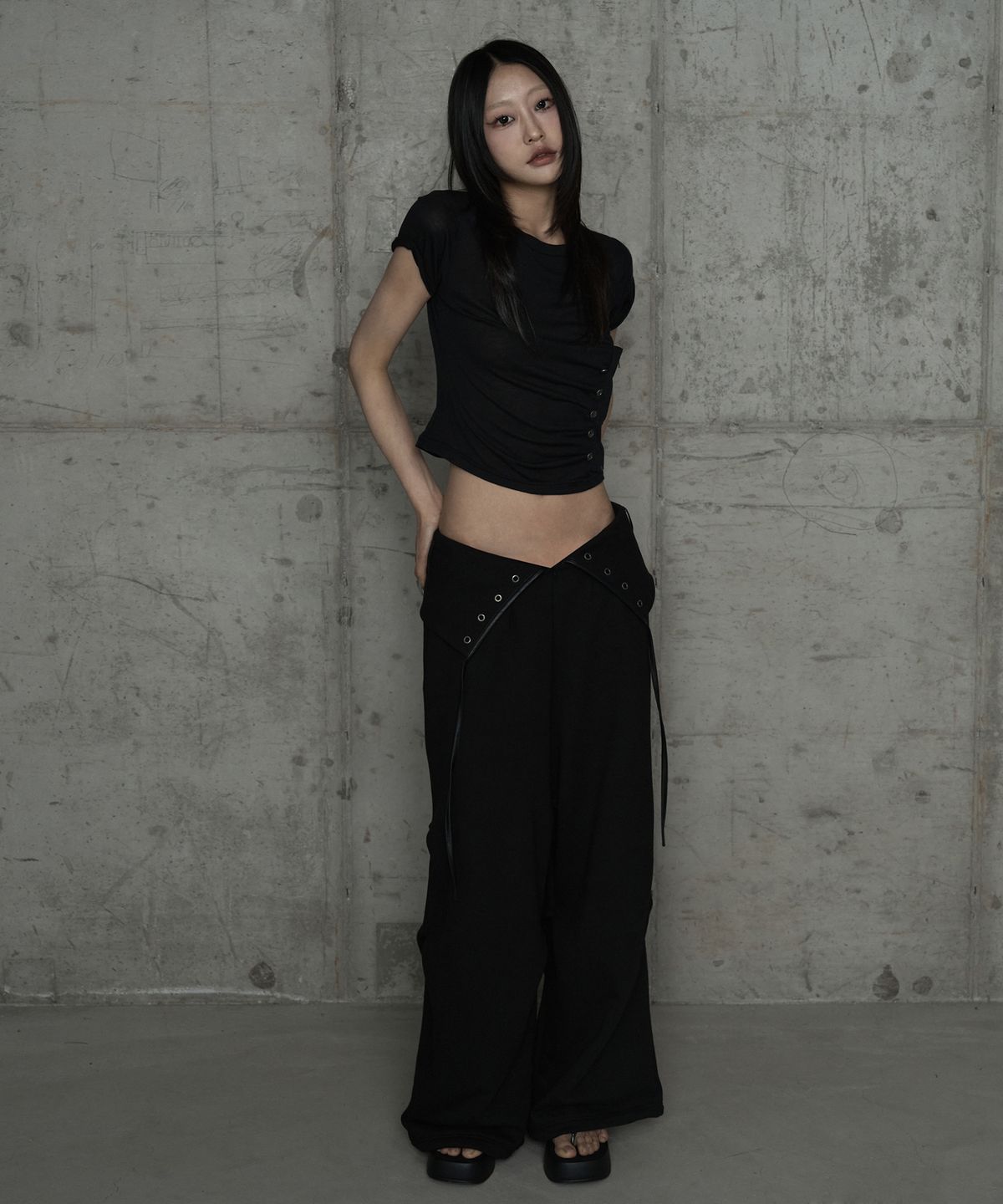 에트오소메(ETRE AU SOMMET) Drape Pintuck Zipper Roll-Up Short Top (Black)
