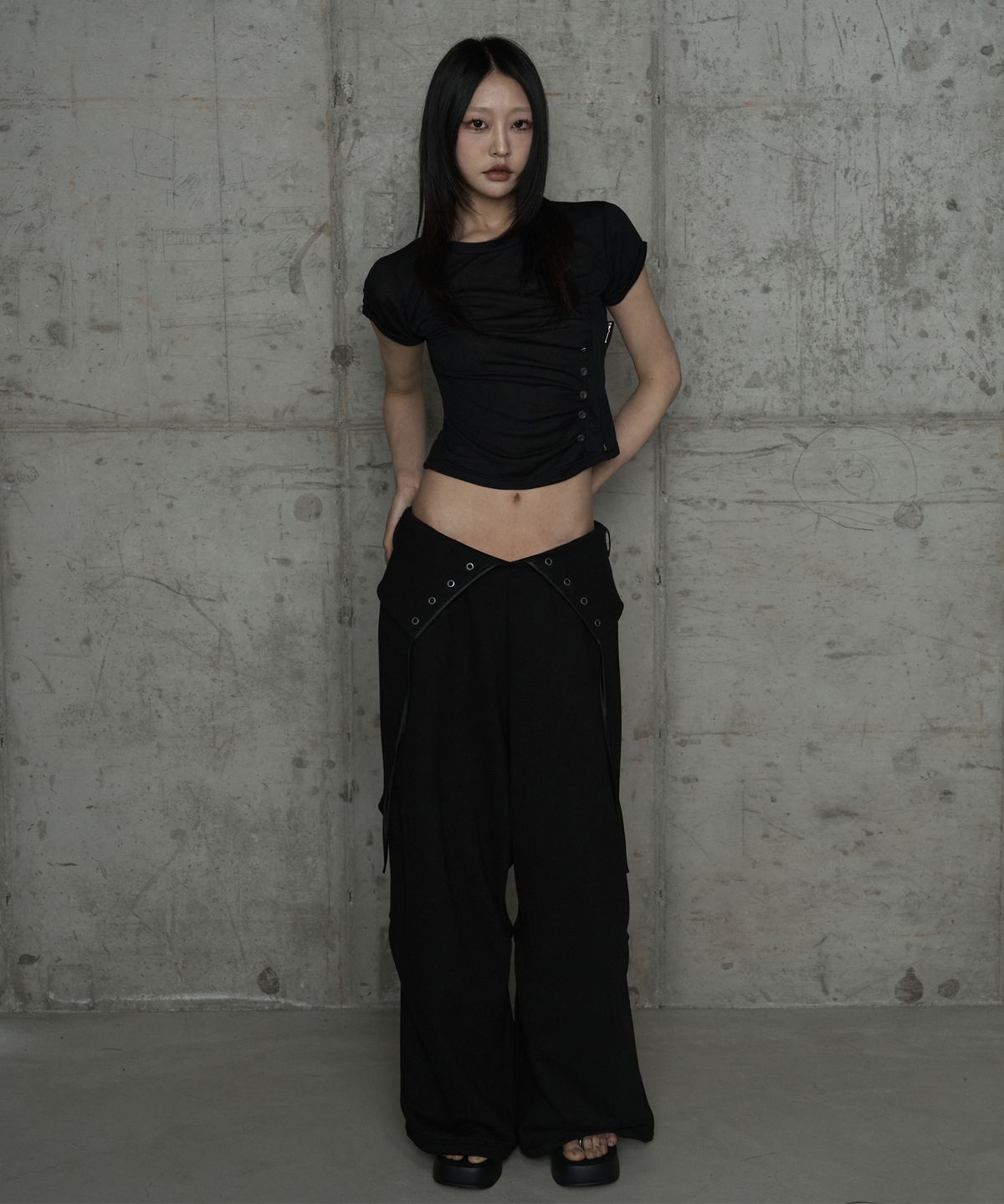 에트오소메(ETRE AU SOMMET) Drape Pintuck Zipper Roll-Up Short Top (Black)