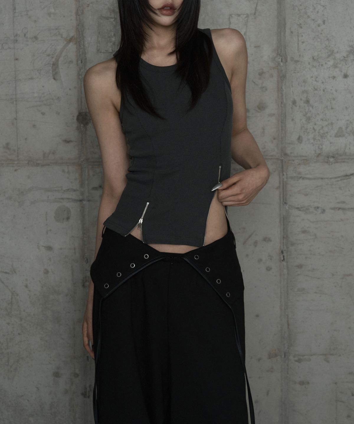 에트오소메(ETRE AU SOMMET) Unbal Panel Open Zipper Point Sleeve (Dark Gray)