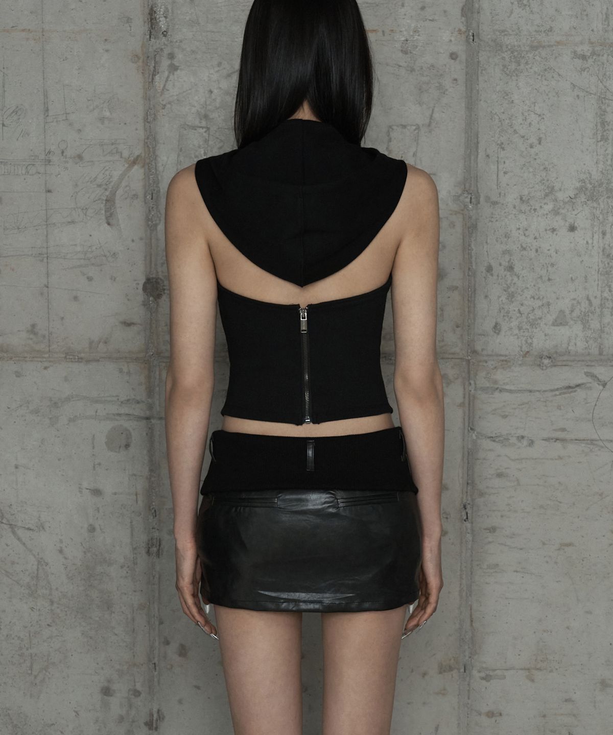 에트오소메(ETRE AU SOMMET) Zipper Halter Turtleneck Point Pocket Hoodie (Black)