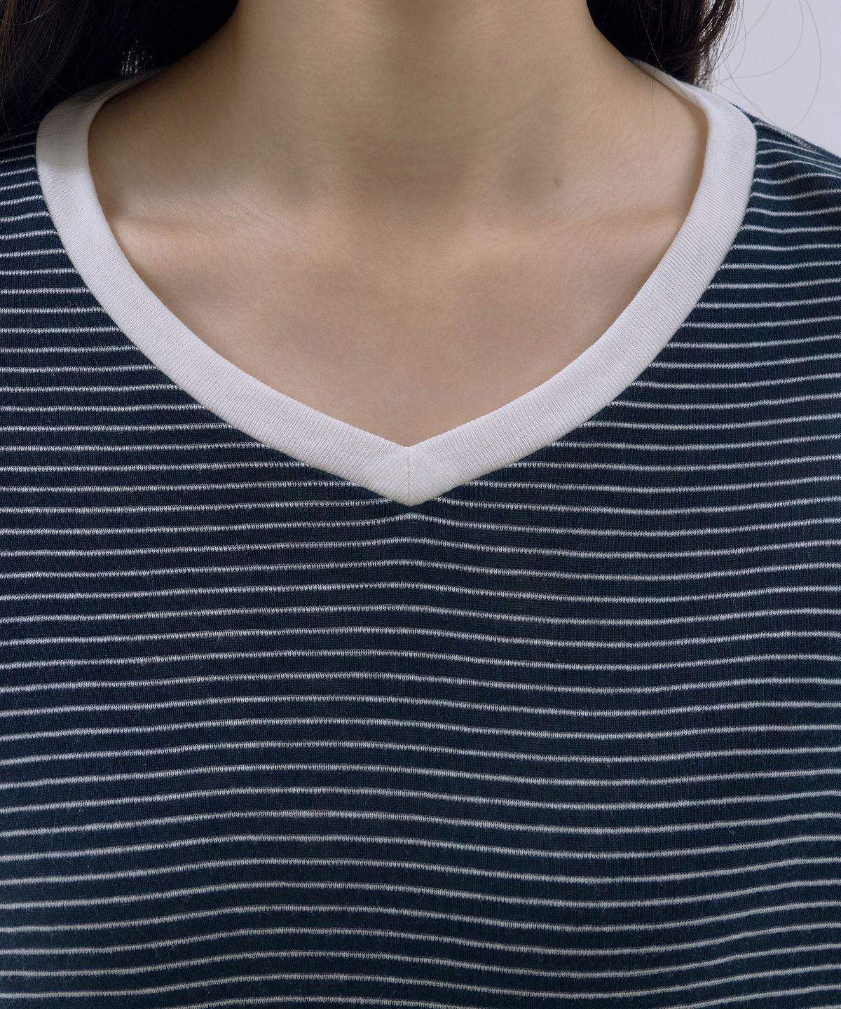 사유(SAYUU) 메리노 울 스트라이프 브이넥 반팔 티 네이비