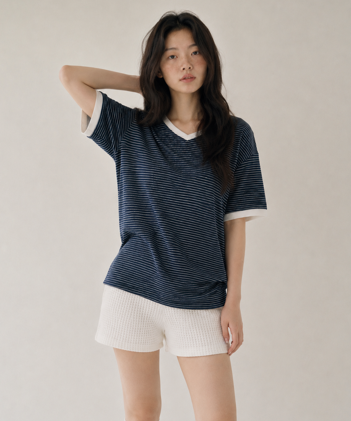 사유(SAYUU) 메리노 울 스트라이프 브이넥 반팔 티 네이비