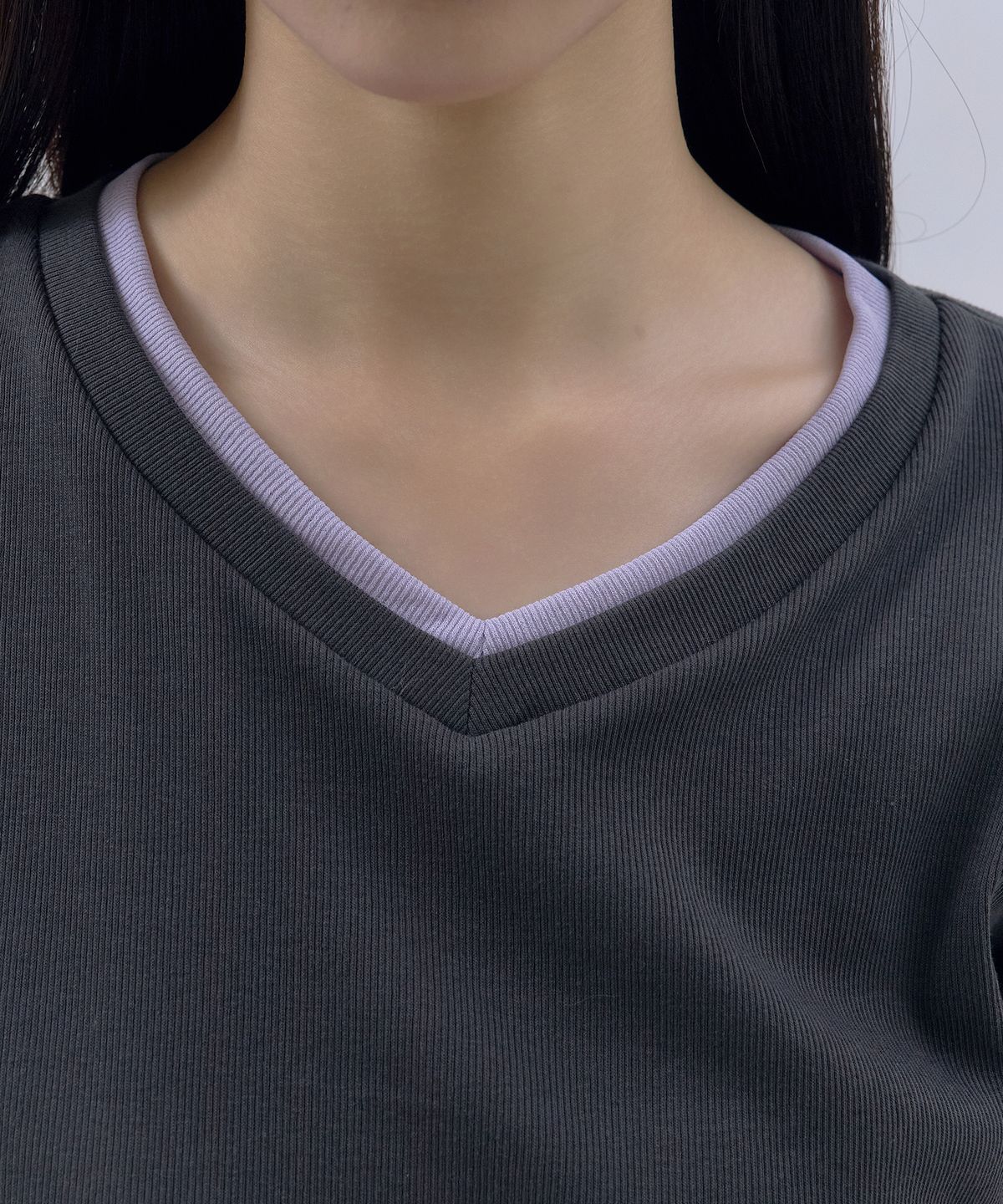사유(SAYUU) 립 레이어드 브이넥 티셔츠 차콜