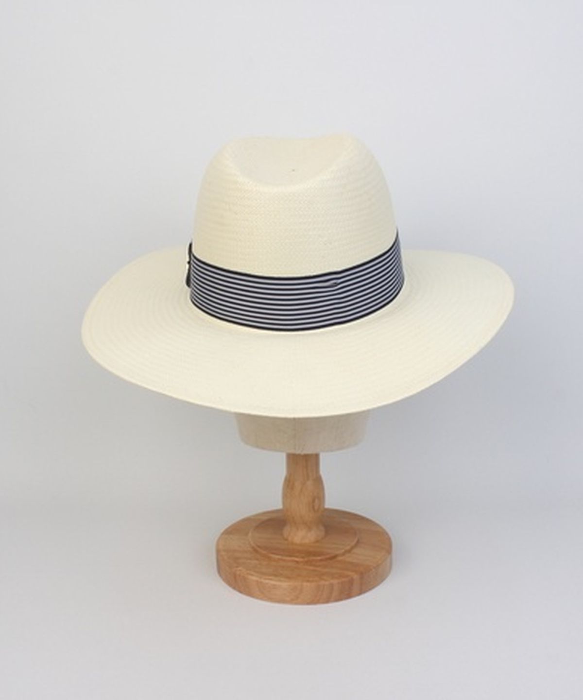 유니버셜 케미스트리(UNIVERSAL CHEMISTRY) Stripe Line Ivory Long Fedora 여름페도라