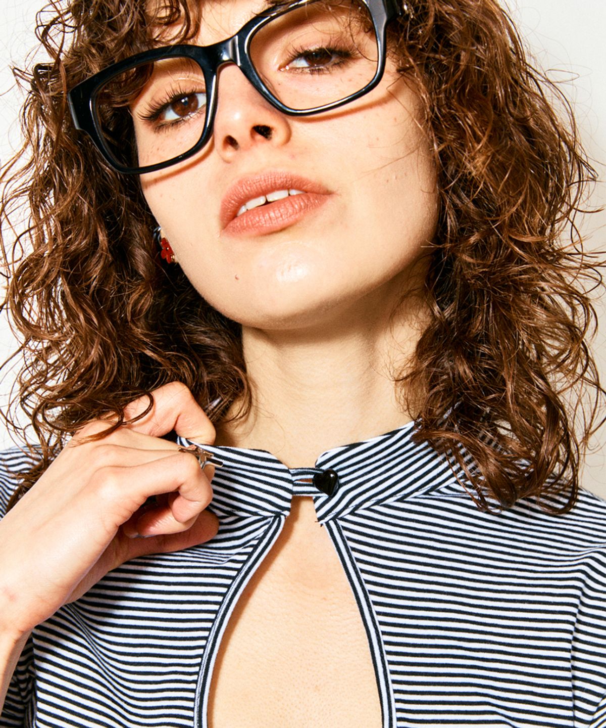 하이타이드 프랭키(HIGHTIDEFRANKIE) Stripe Keyhole Neck Tee Black