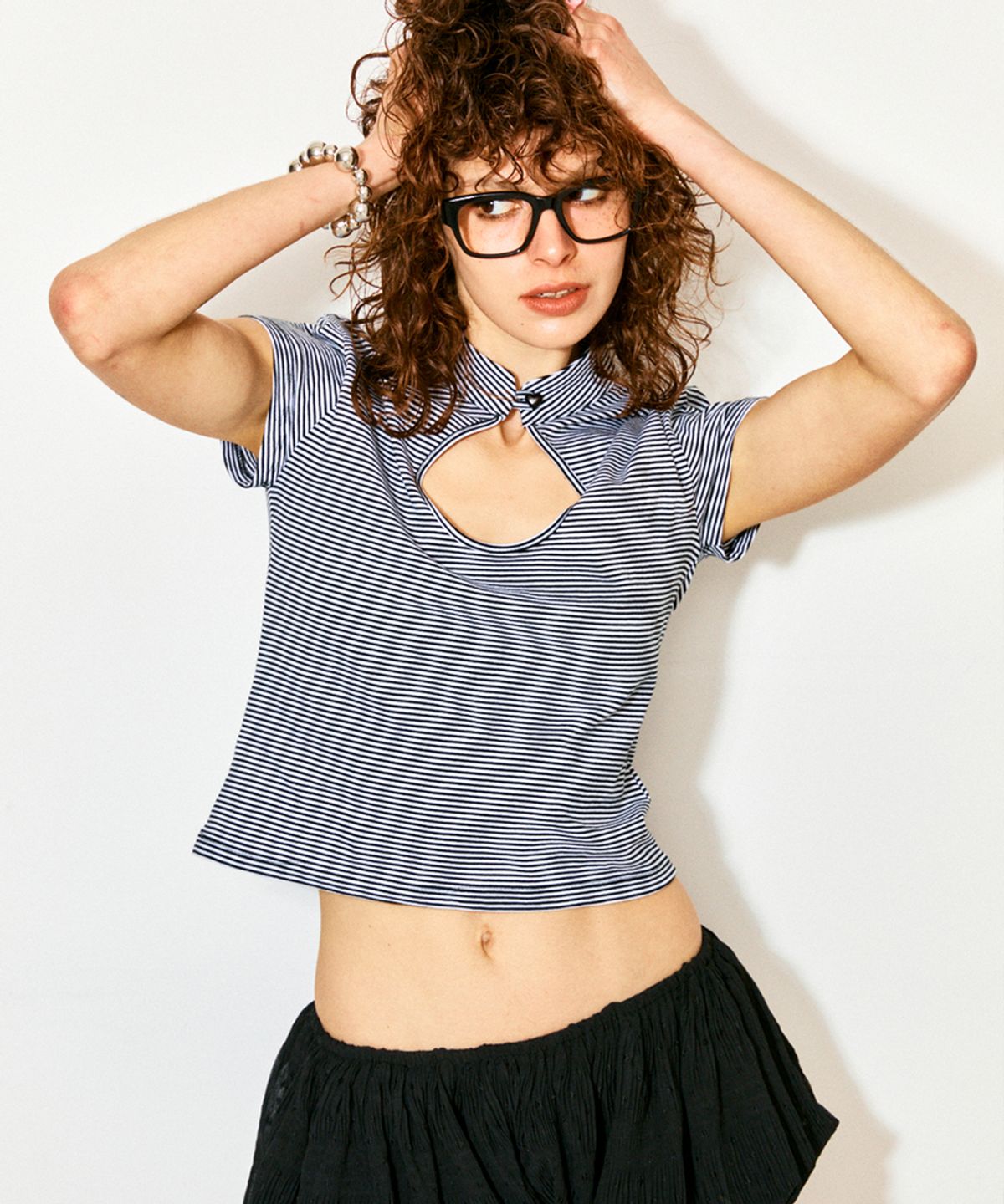 하이타이드 프랭키(HIGHTIDEFRANKIE) Stripe Keyhole Neck Tee Black