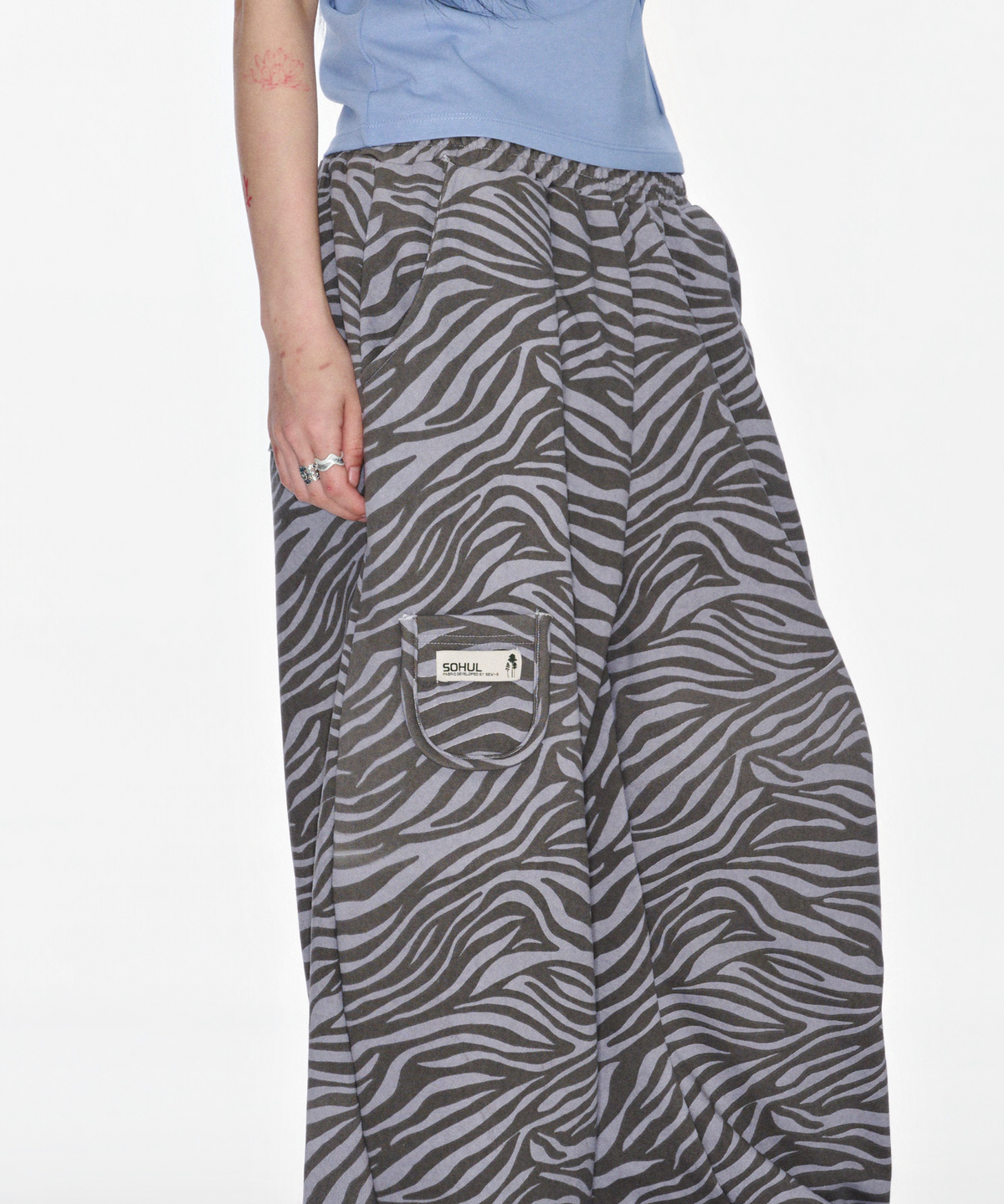소흘(SOHUL) Zebra Arc Long Pants (그레이)