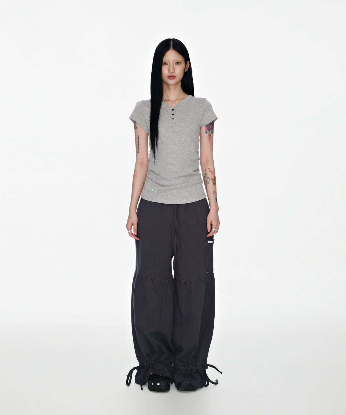 소흘(SOHUL) Leg Tunnel Flare Pants (차콜)