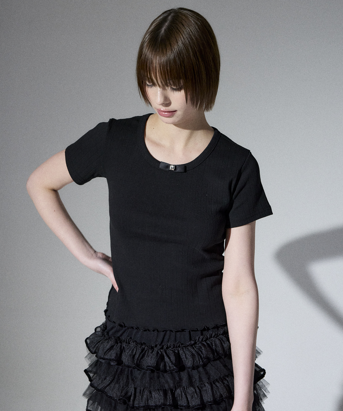 알리에나(ALIENAR) Cubic ribbon short-sleeved (BK)