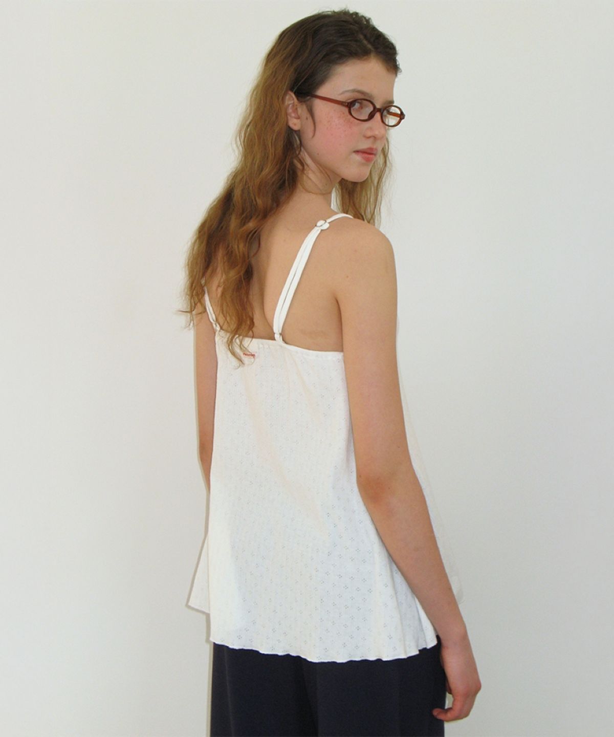 론론(RONRON) SOFT FRILL BUTTON CAMI TOP SLEEVELESS EYELET WHITE
