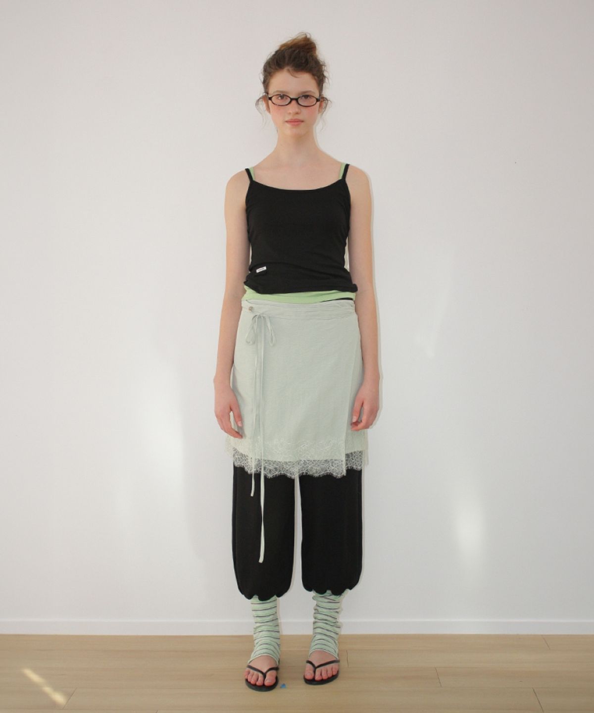 론론(RONRON) MINI LABEL SLIM SLEEVELESS BLACK