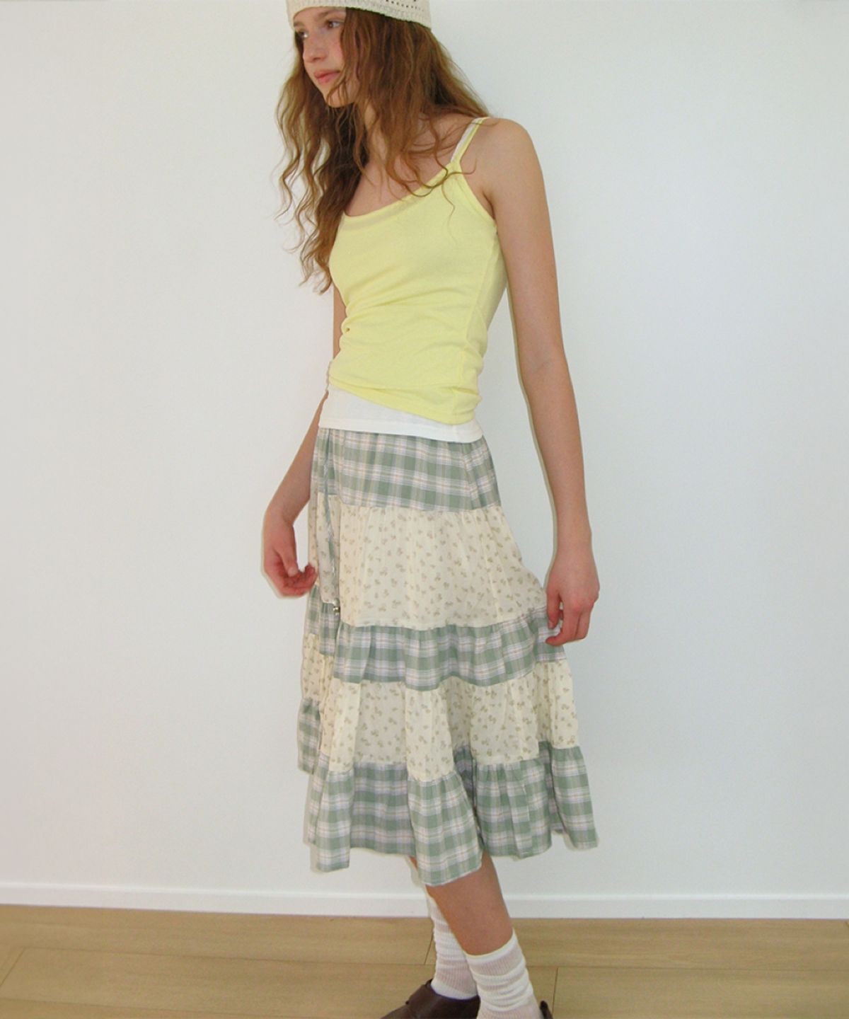 론론(RONRON) MINI LABEL SLIM SLEEVELESS YELLOW