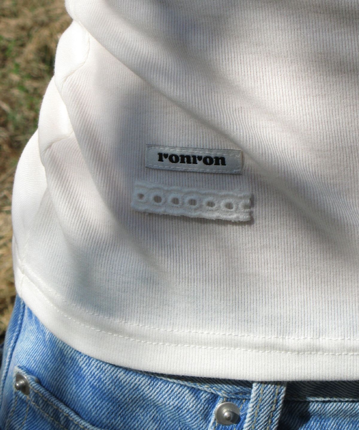 론론(RONRON) MINI LABEL SLIM SLEEVELESS WHITE