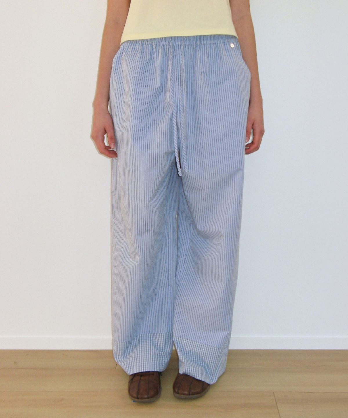 론론(RONRON) STRIPE CHECK PANEL COMFORT PANTS SOFT BLUE