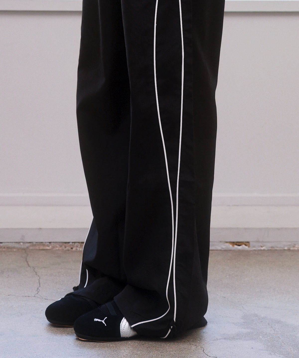 버진키스(VIRGINKISS) Pipe side line track pants - BLACK
