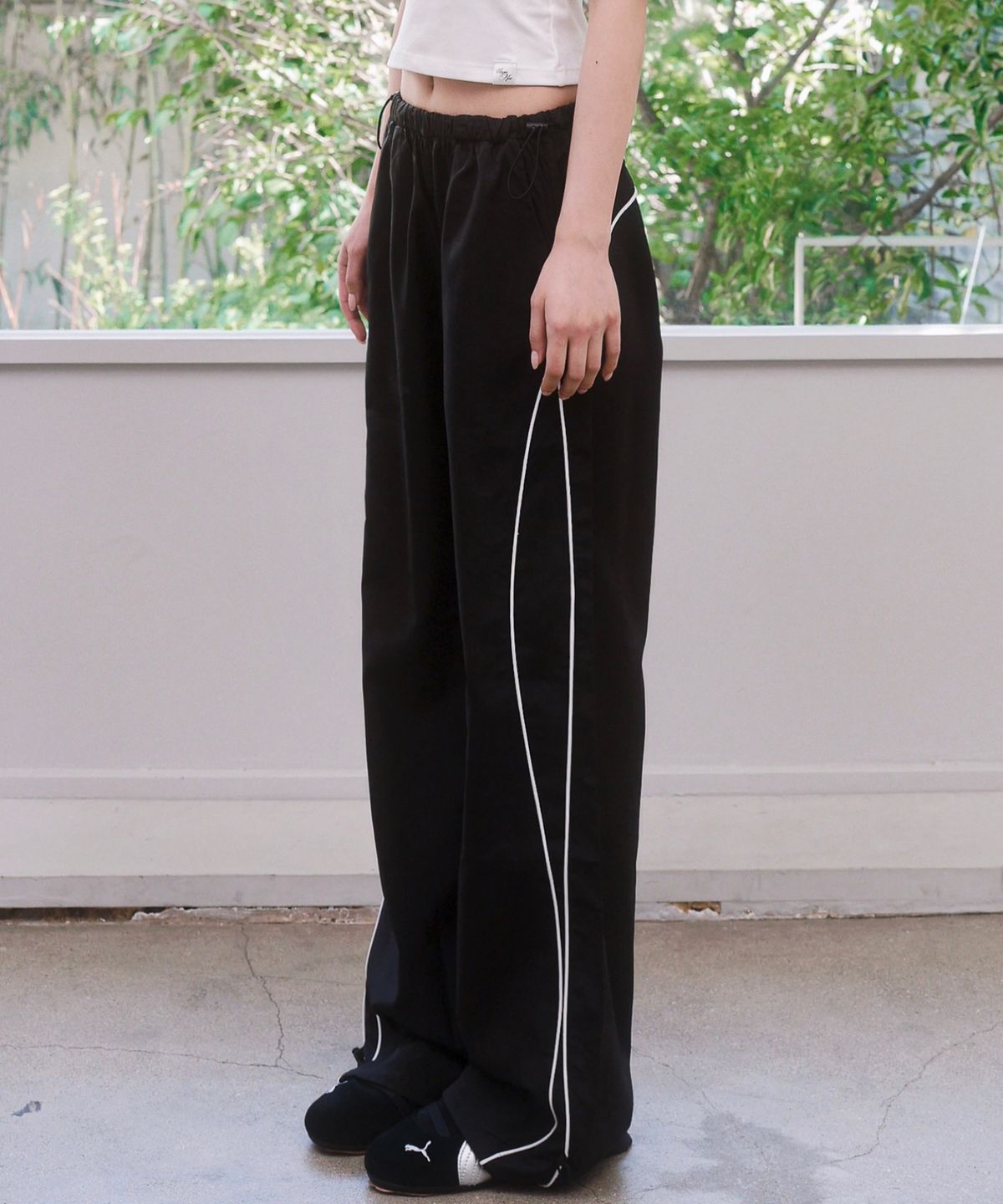 버진키스(VIRGINKISS) Pipe side line track pants - BLACK