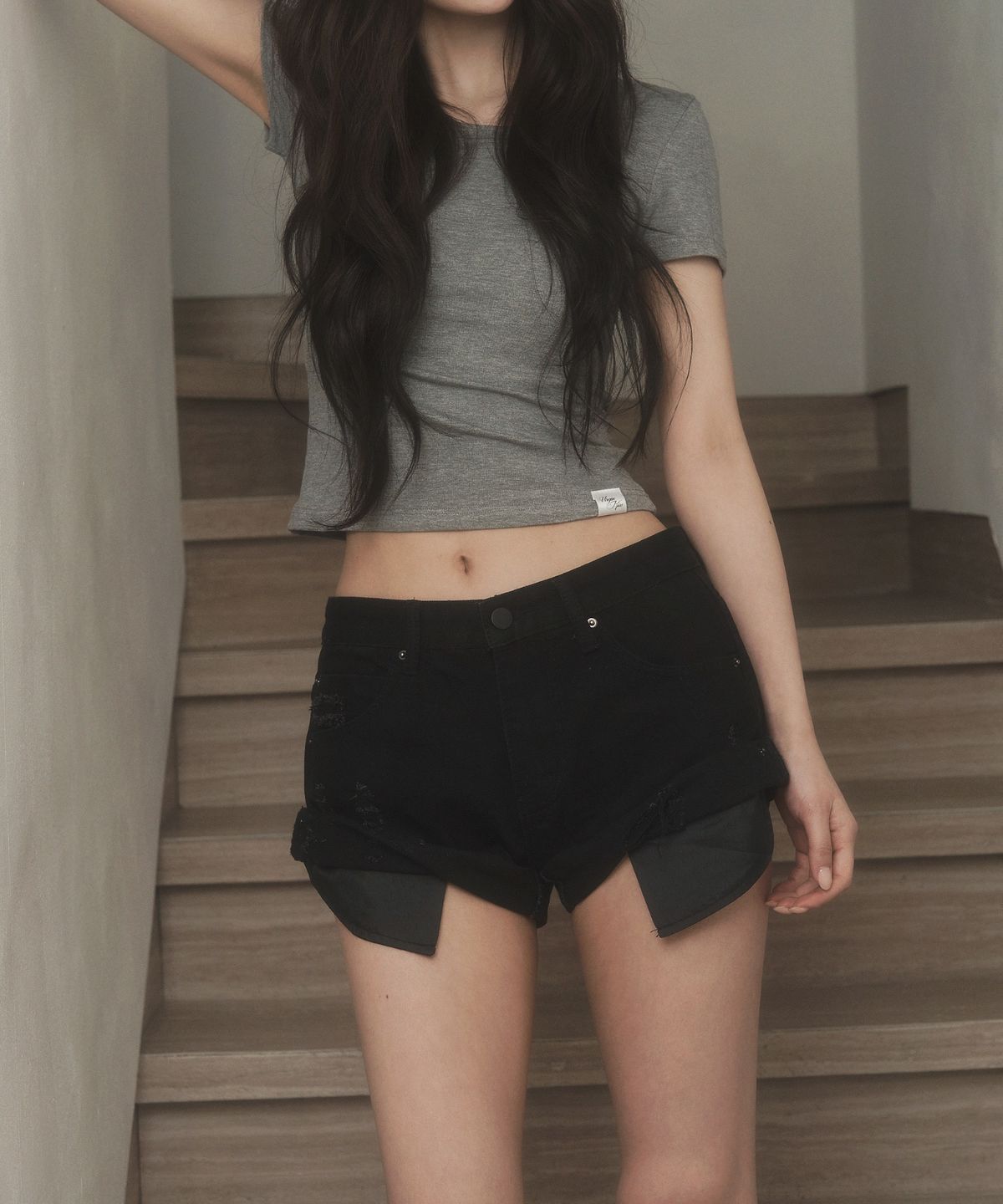 버진키스(VIRGINKISS) Dirty distressed folded denim shorts - BLACK
