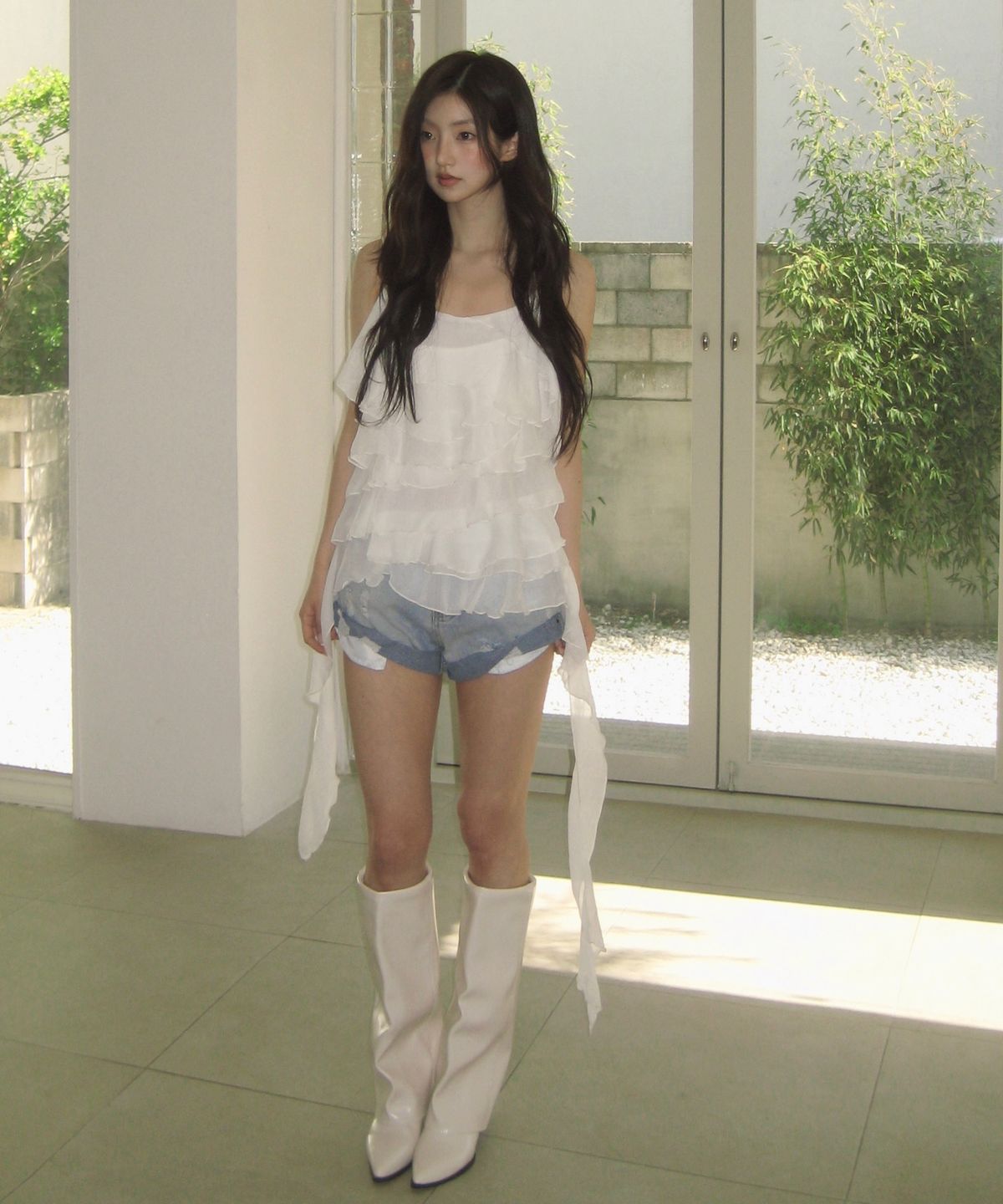 버진키스(VIRGINKISS) Dirty distressed folded denim shorts - LIGHT BLUE