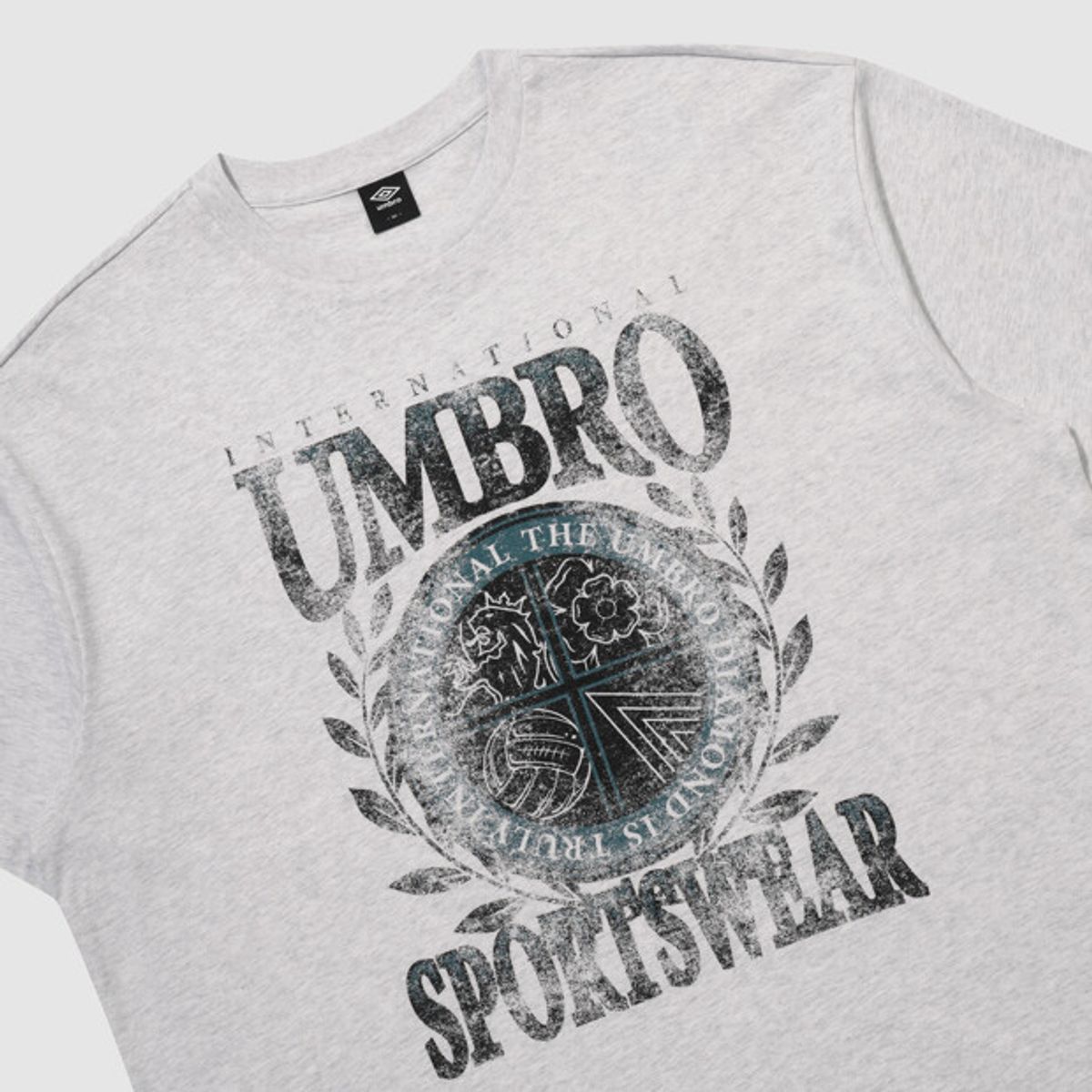 엄브로(UMBRO) 콘크리트 블룸 스프레이 이펙트 반팔 티셔츠 라이트 그레이 UR221CRS58