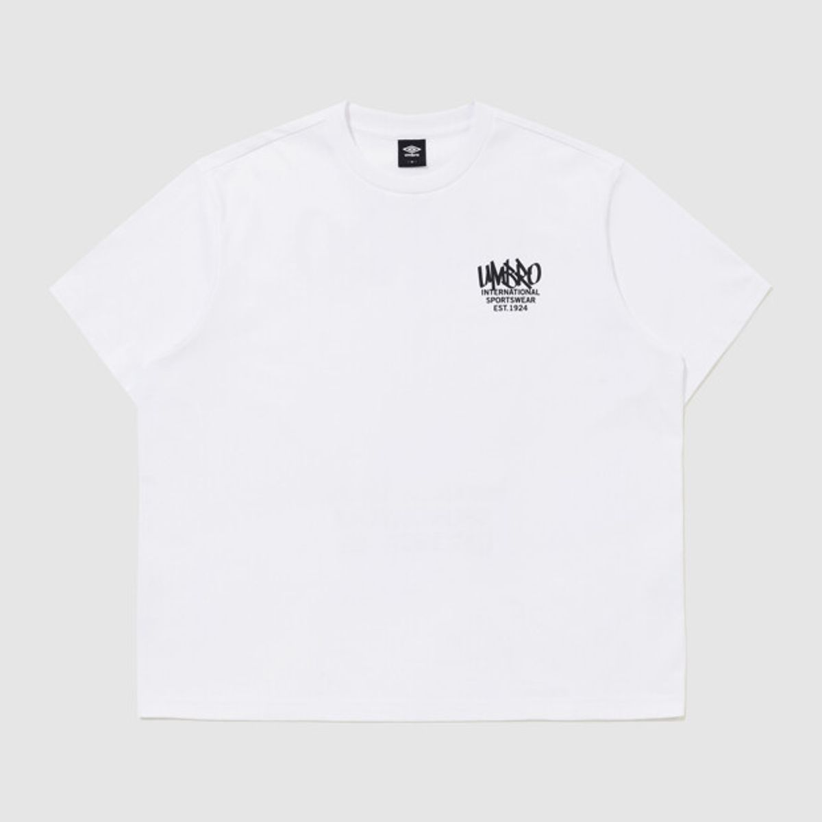 엄브로(UMBRO) 콘크리트 블룸 로즈 그래피티 반팔 티셔츠 화이트 UR223CRS56