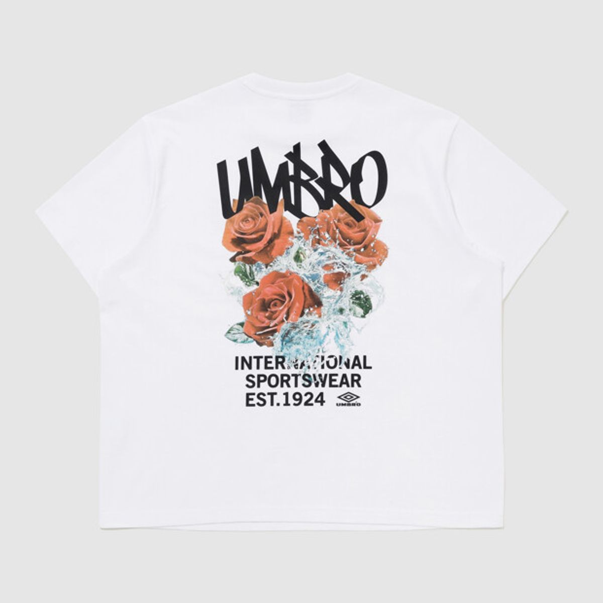 엄브로(UMBRO) 콘크리트 블룸 로즈 그래피티 반팔 티셔츠 화이트 UR223CRS56