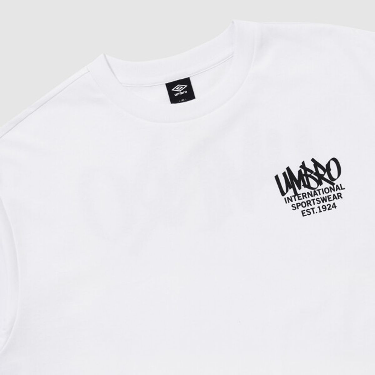 엄브로(UMBRO) 콘크리트 블룸 로즈 그래피티 반팔 티셔츠 화이트 UR223CRS56