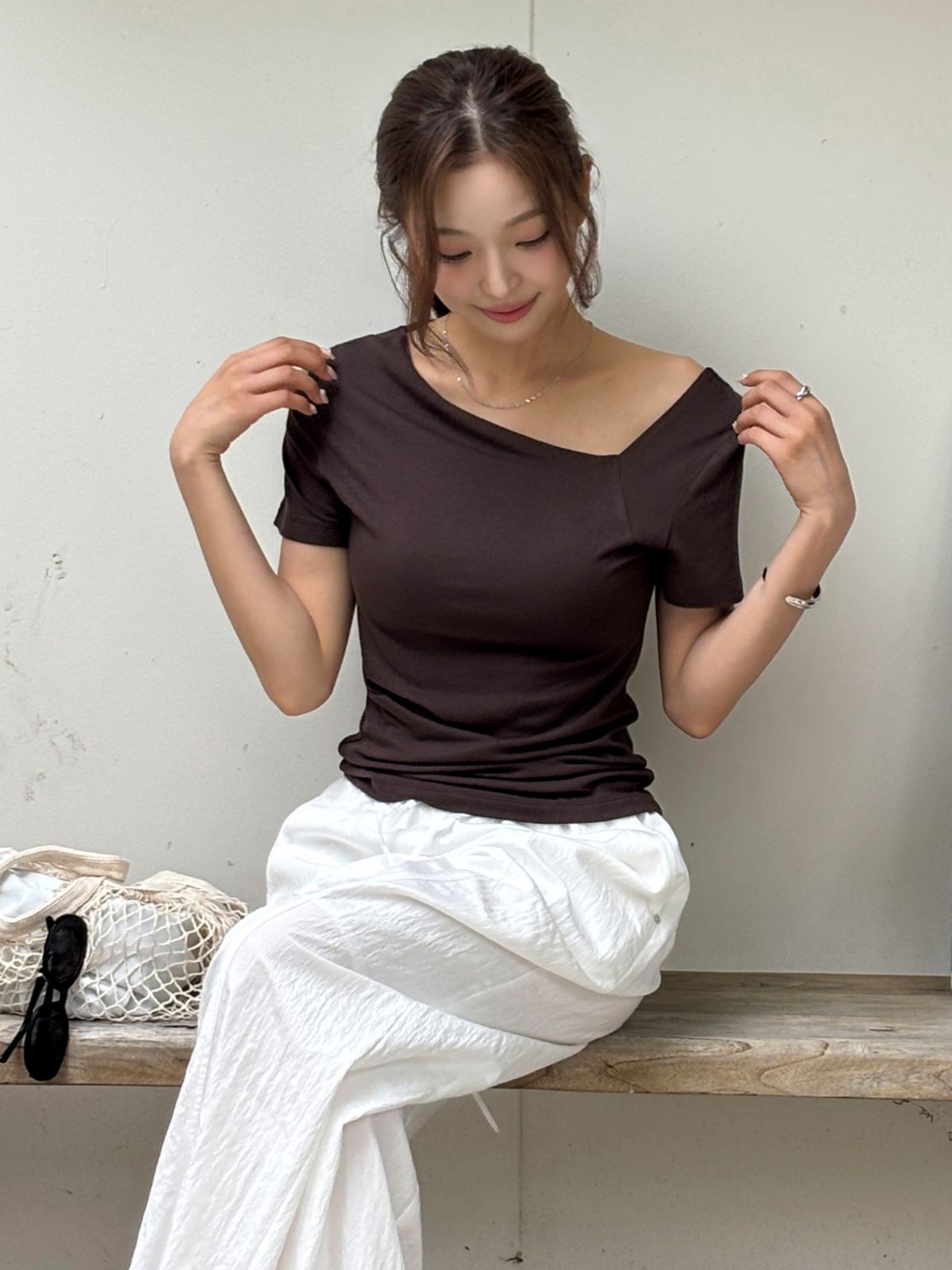 앳코너(ATCORNER) 하프 슬리브 에시메트릭 넥 티셔츠 브라운 AT6TSB020BW