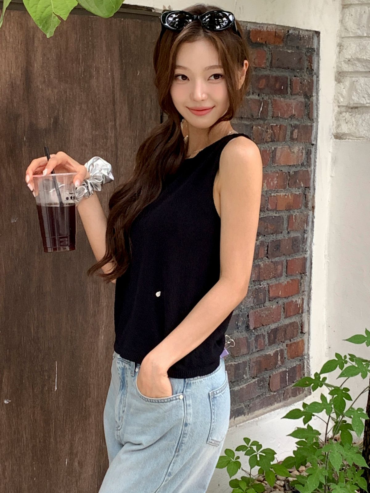 앳코너(ATCORNER) 트위스트 스트랩 린넨 블렌드 슬리브리스 블랙 AT6SWB013BK