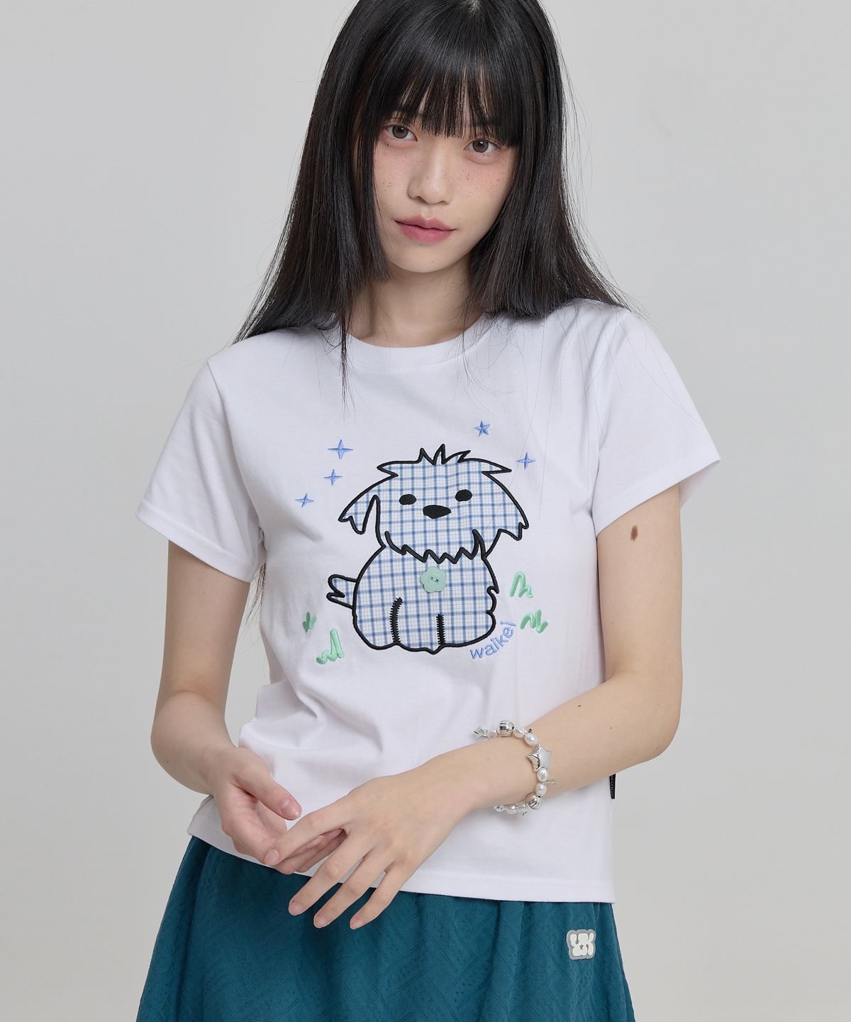 와이케이(WAIKEI) 말티즈 체크 아플리케 버튼 반팔티셔츠 화이트